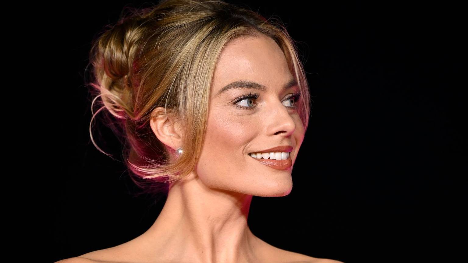 Margot Robbie hatte im Film „Wuthering Heights“ offenbar „extrem behaarte Achselhöhlen“ - diese sind allerdings nicht zu sehen. (Bild: 2023 Getty Images/Gareth Cattermole)