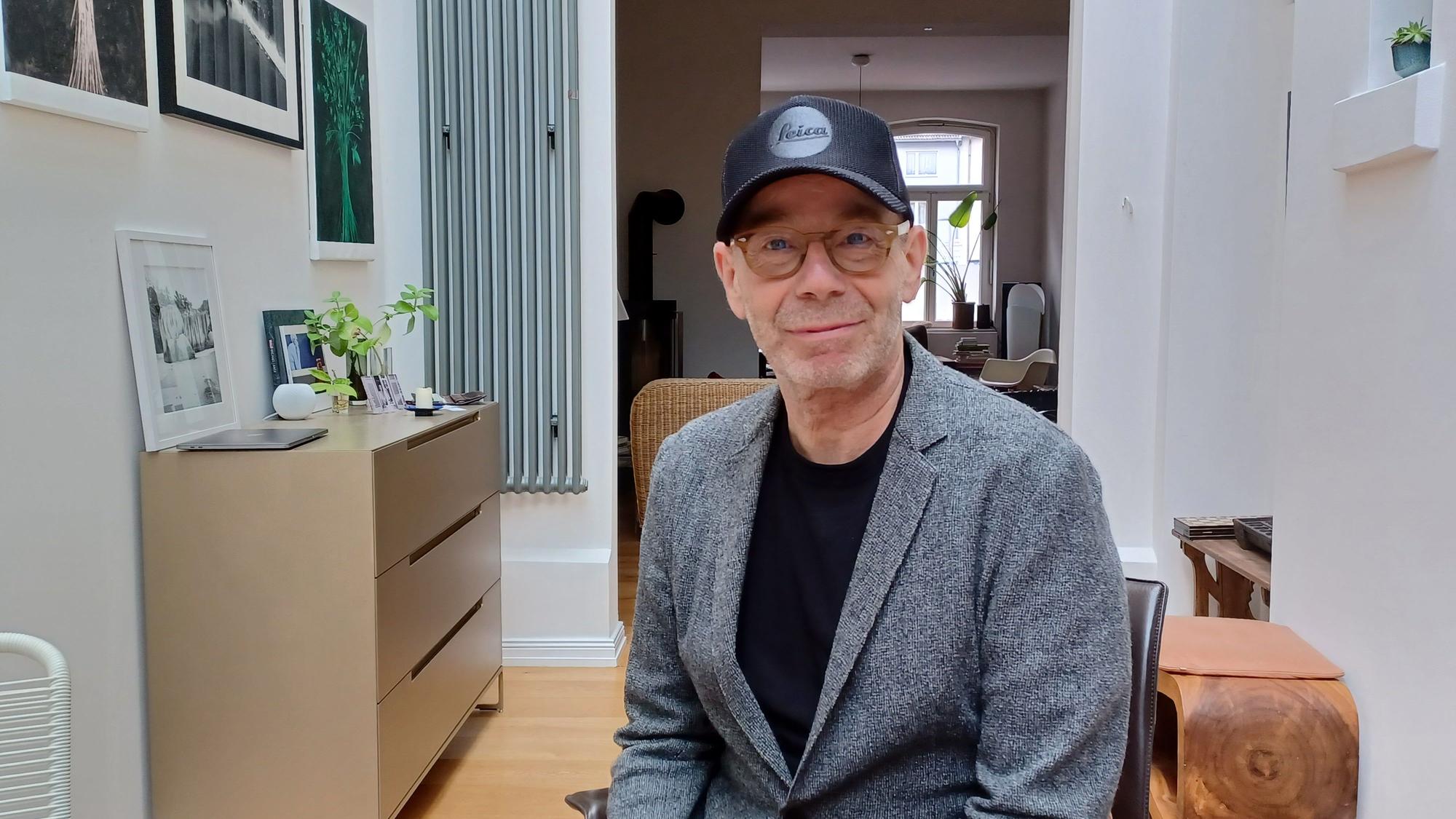 Jürgen Lindemann in seiner Nippeser Wohnung.