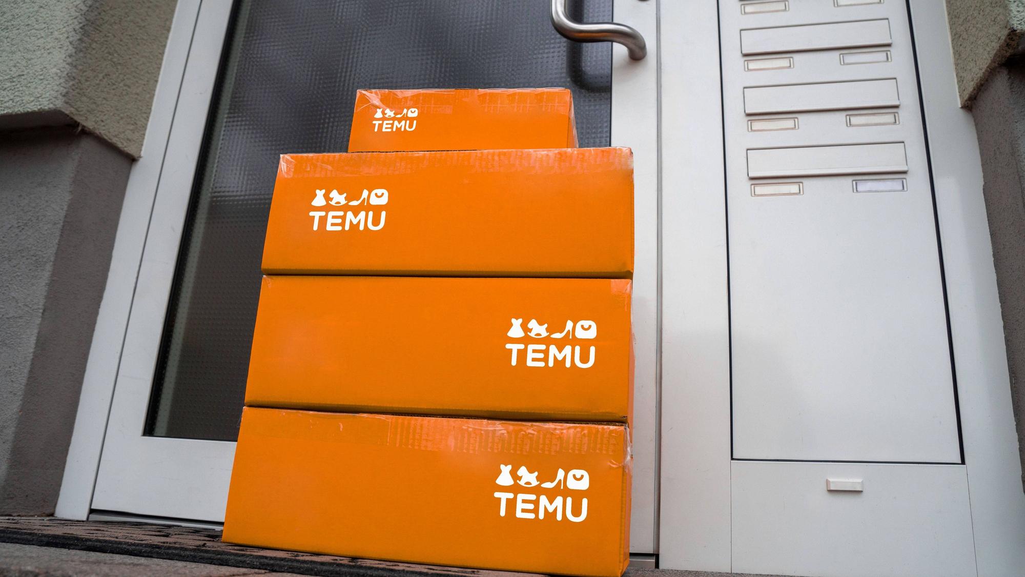 Temu-Pakete stehen vor einer Haustür. Der Onlinehändler ist bekannt für günstige Preise. (Symbolbild)