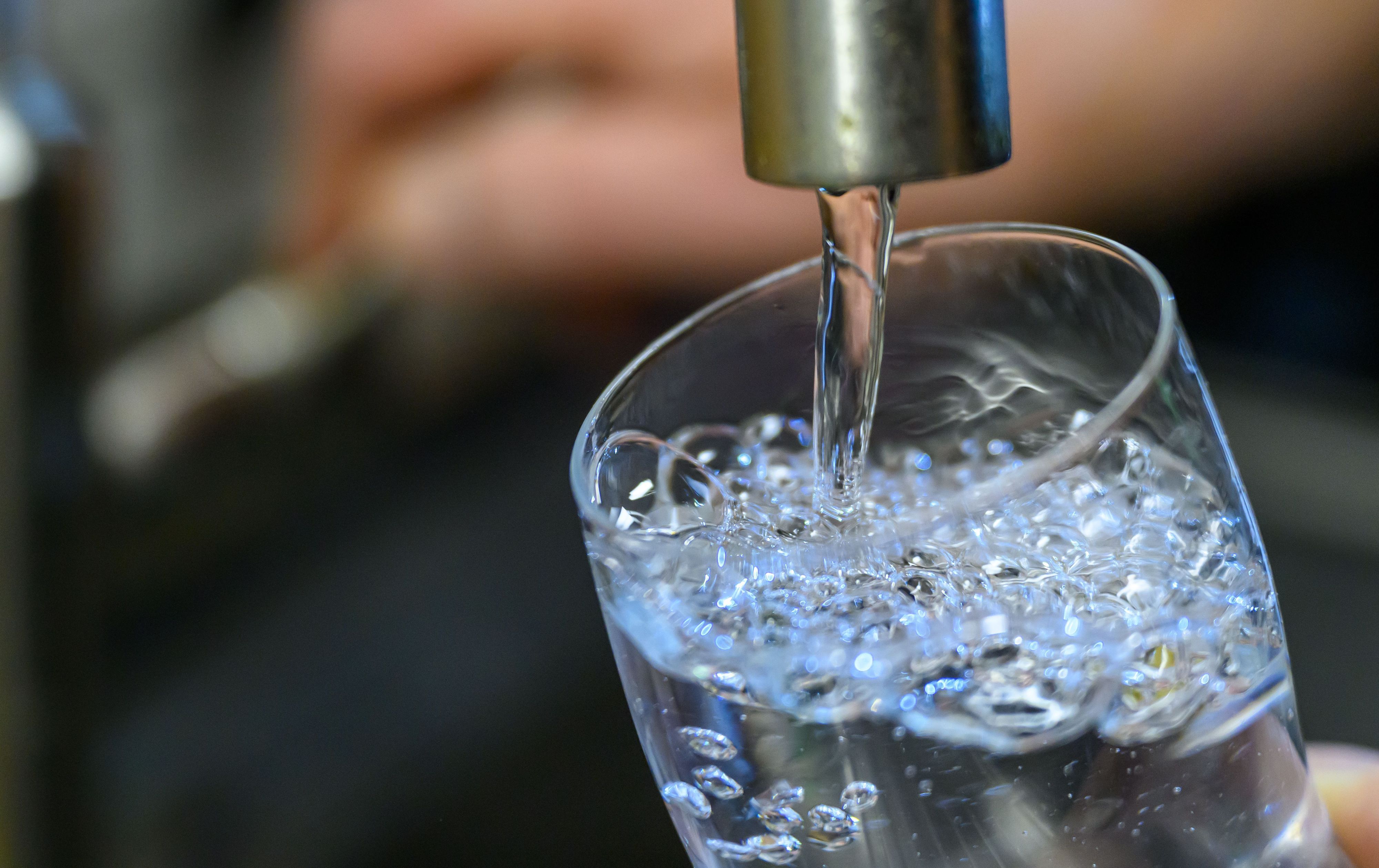 ARCHIV – 24.07.2025, Sachsen, Chemnitz: Trinkwasser läuft in einer Küche in Chemnitz in ein Glas. (zu dpa: „Wegen Keimen: Leitungswasser in zwei Gemeinden wird gechlort“) Foto: Hendrik Schmidt/dpa +++ dpa-Bildfunk +++
