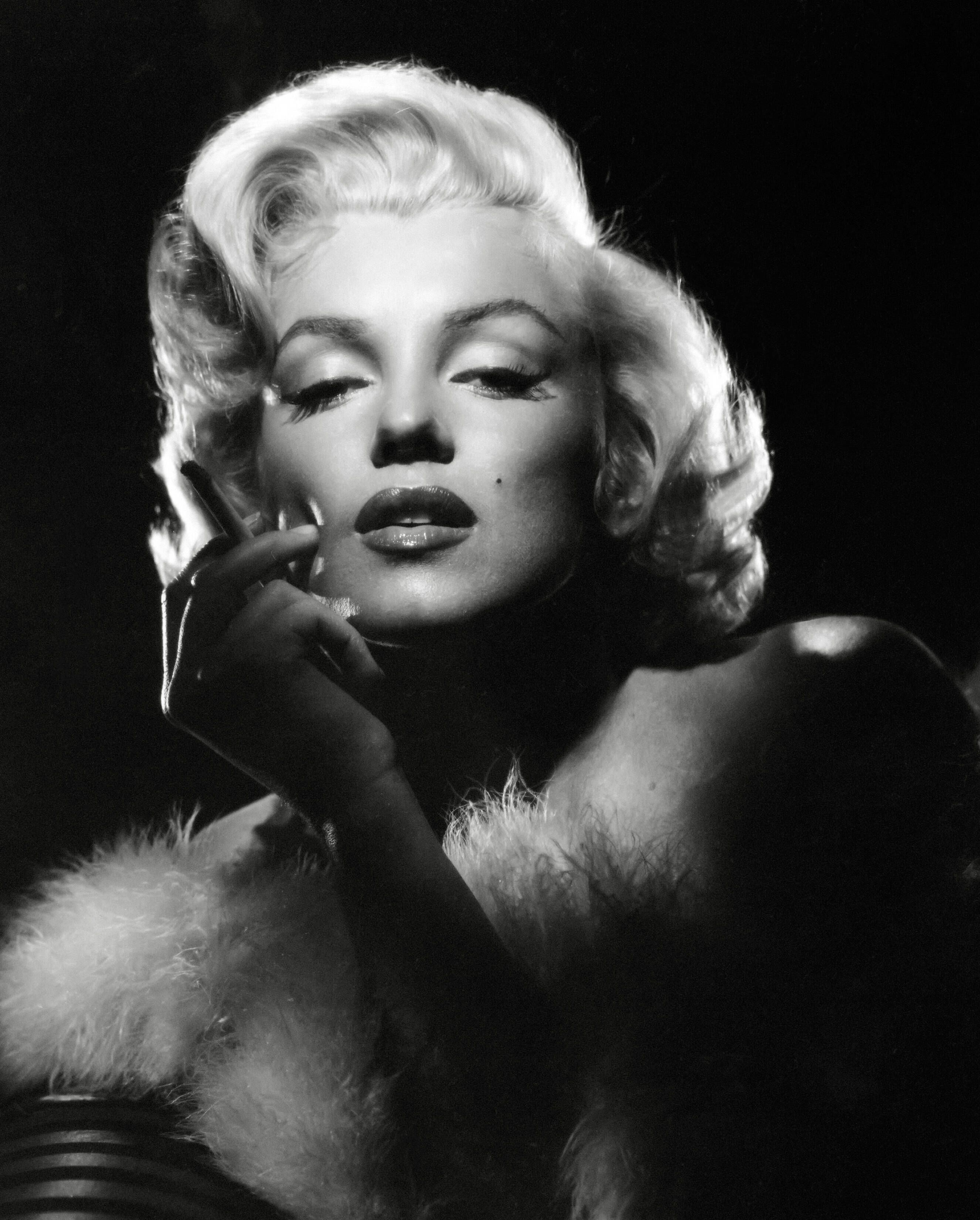 Marilyn Monroe blickt in die Kamera.