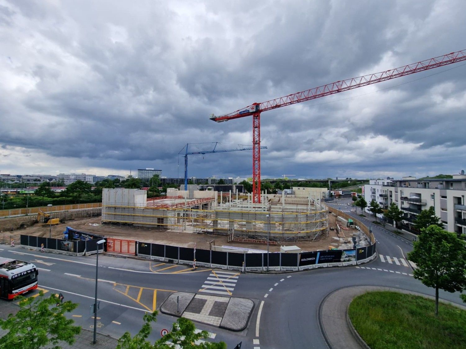 Der Blick auf die Baustelle in Kalk zeigt, dass vom einstigen Wissenschaftsmuseum augenscheinlich nur noch die Betonwände im Untergeschoss übrig sind.