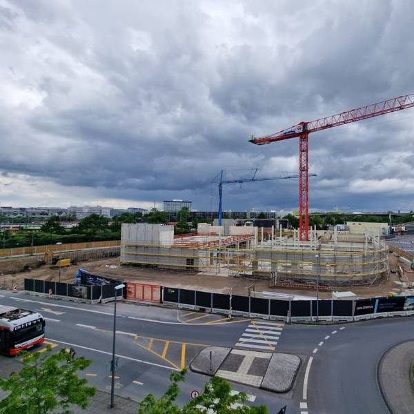 Der Blick auf die Baustelle in Kalk zeigt, dass vom einstigen Wissenschaftsmuseum augenscheinlich nur noch die Betonwände im Untergeschoss übrig sind.