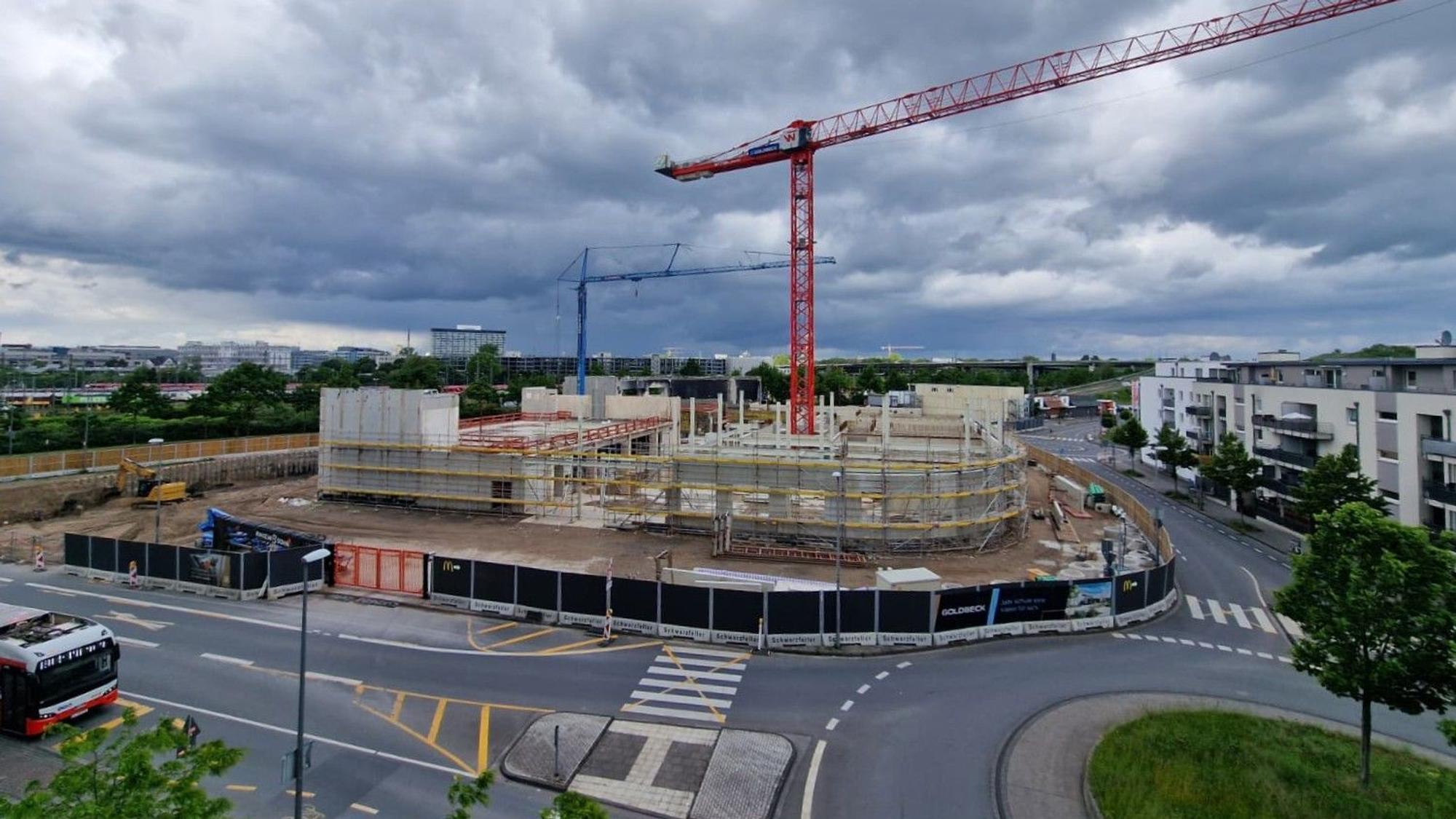 Der Blick auf die Baustelle in Kalk zeigt, dass vom einstigen Wissenschaftsmuseum augenscheinlich nur noch die Betonwände im Untergeschoss übrig sind.