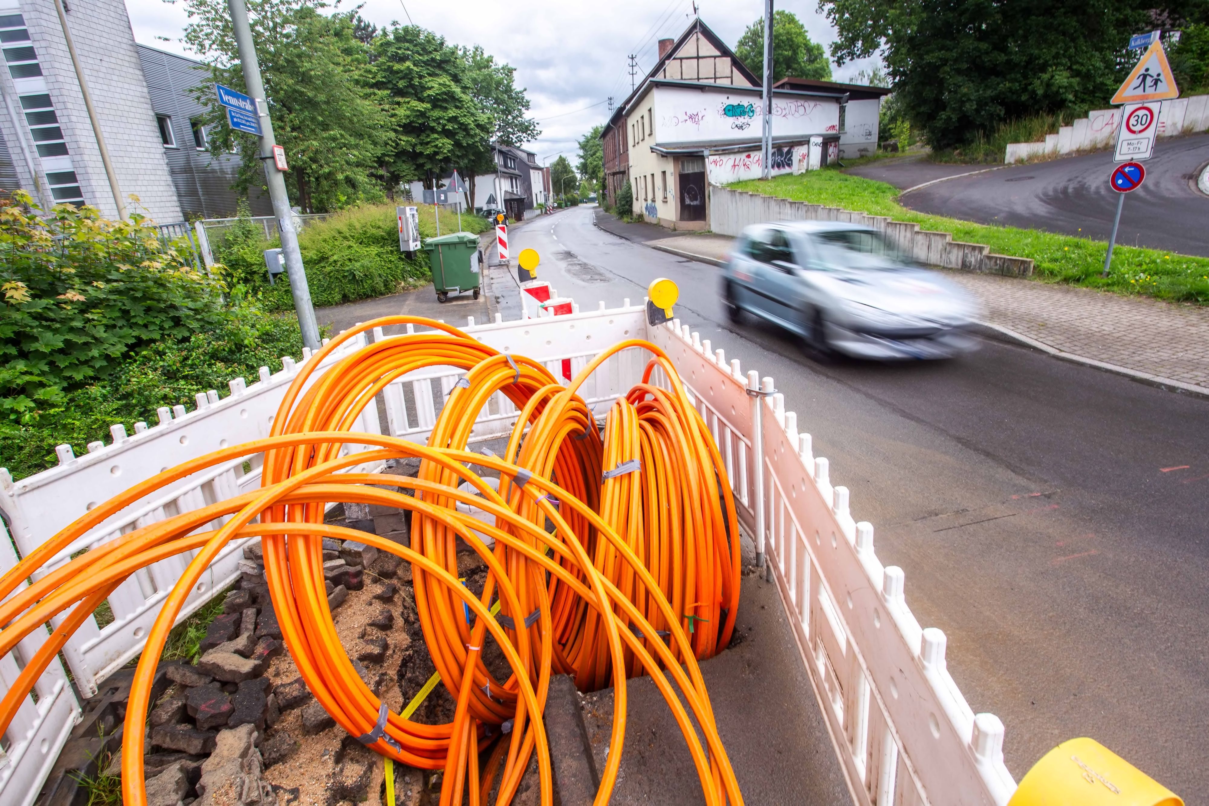 An der Vennstraße in Waldbröl war im Juni 2024 eine der ersten oberbergischen Internetbaustellen von „Unsere Grüne Glasfaser“.