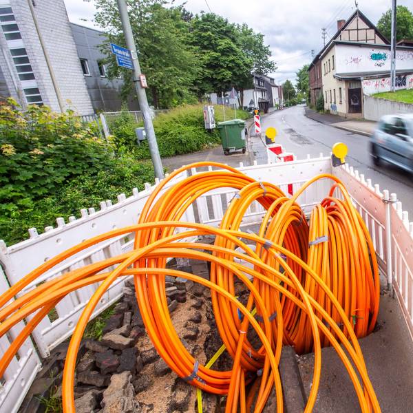 In Waldbröl wird es nun doch bis ins Jahr 2027 hinein neue Internetbaustellen des Kommunikationsunternehmens Unsere Grüne Glasfaser geben. Hier die einst allererste Baustelle an der Vennstraße.