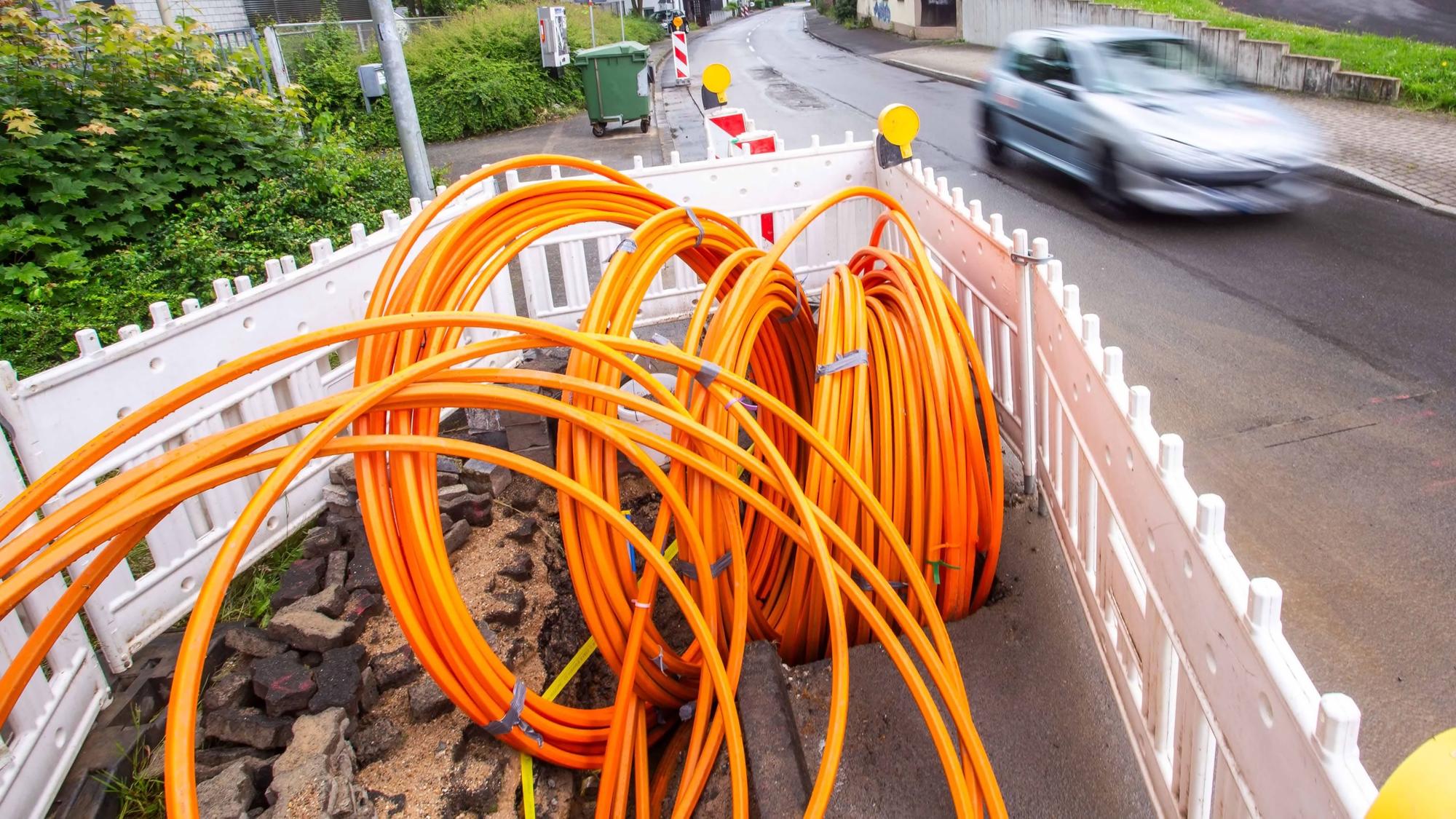 In Waldbröl wird es nun doch bis ins Jahr 2027 hinein neue Internetbaustellen des Kommunikationsunternehmens Unsere Grüne Glasfaser geben. Hier die einst allererste Baustelle an der Vennstraße.