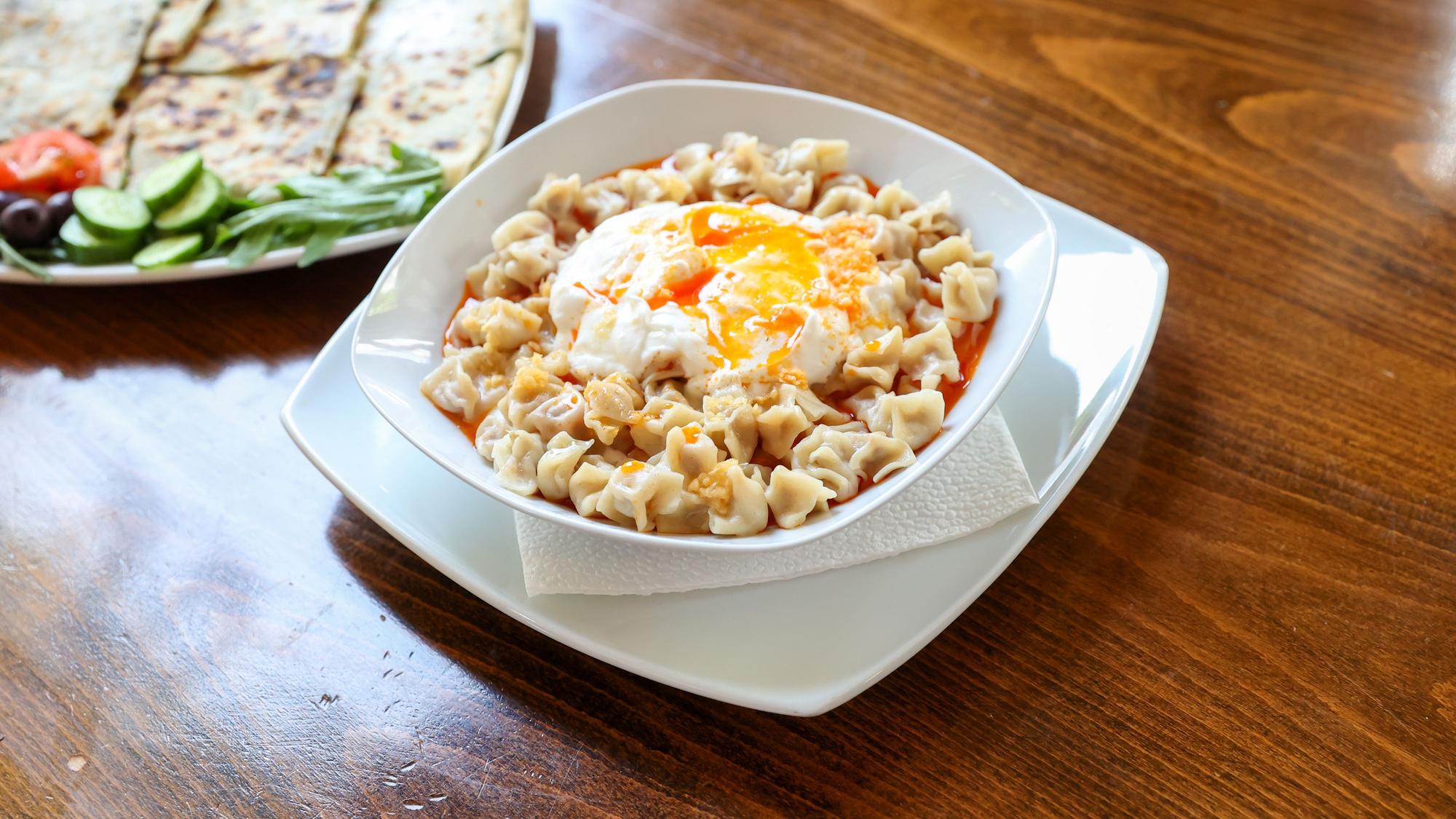 Manti, türkische gefüllte Nudeln mit Joghurt und Gewürzbutter