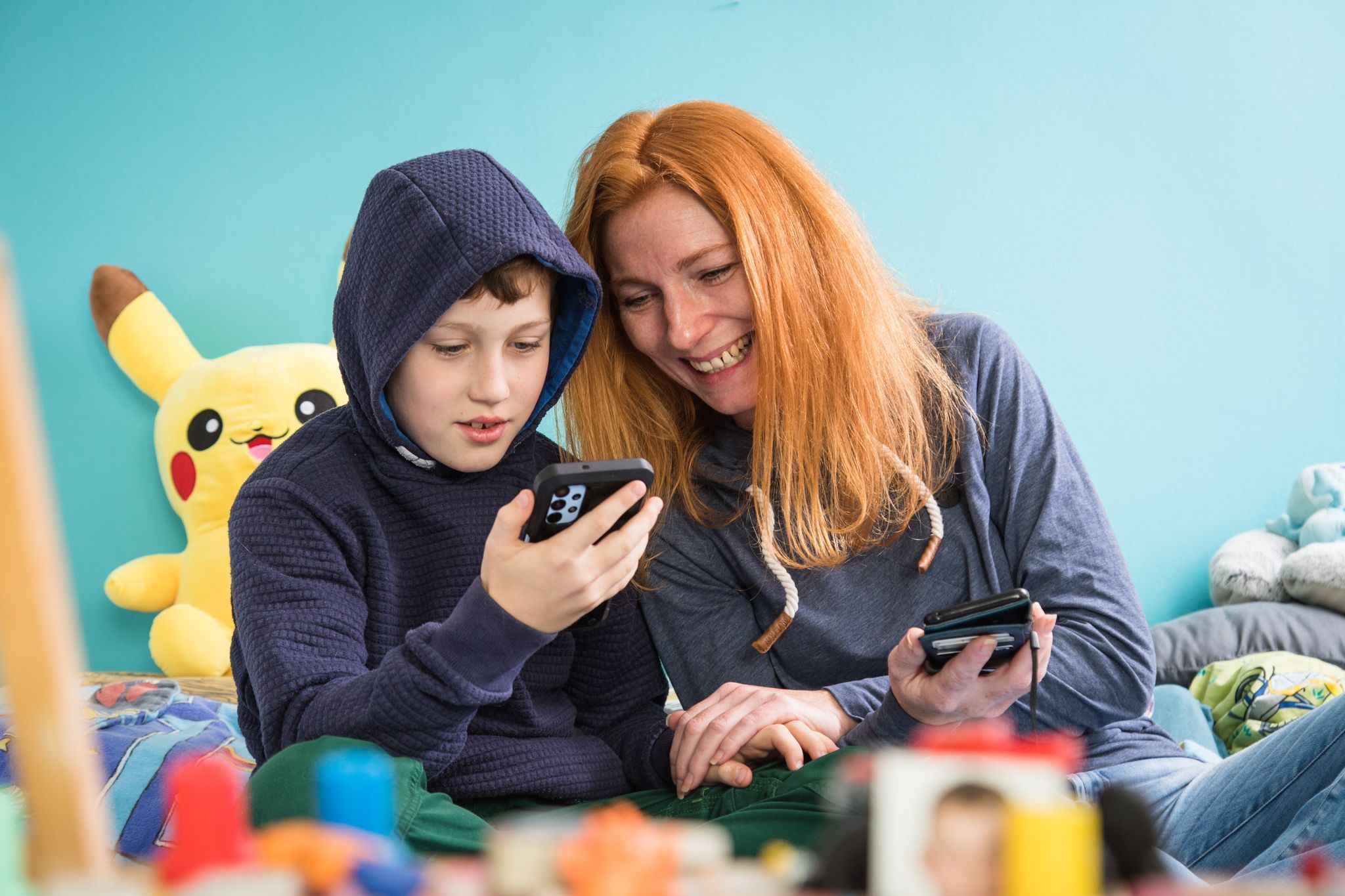 Mutter und Sohn mit Smartphones
