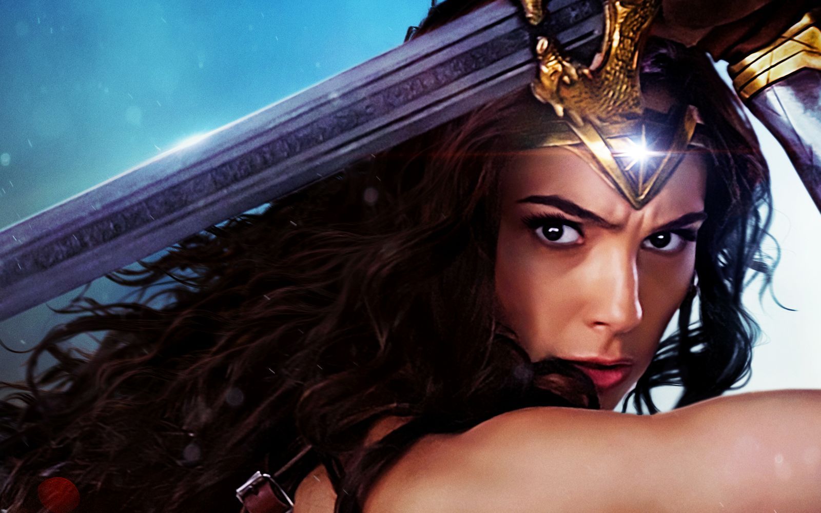 Die Amazone „Wonder Woman“ alias Diana Prince (Gal Gadot) greift mit Schwert, Schild und magischen Kräften in den Ersten Weltkrieg ein, um Kriegsgott Ares zu stoppen.  (Bild: RTL / Warner Bros. Entertainment, Inc.)