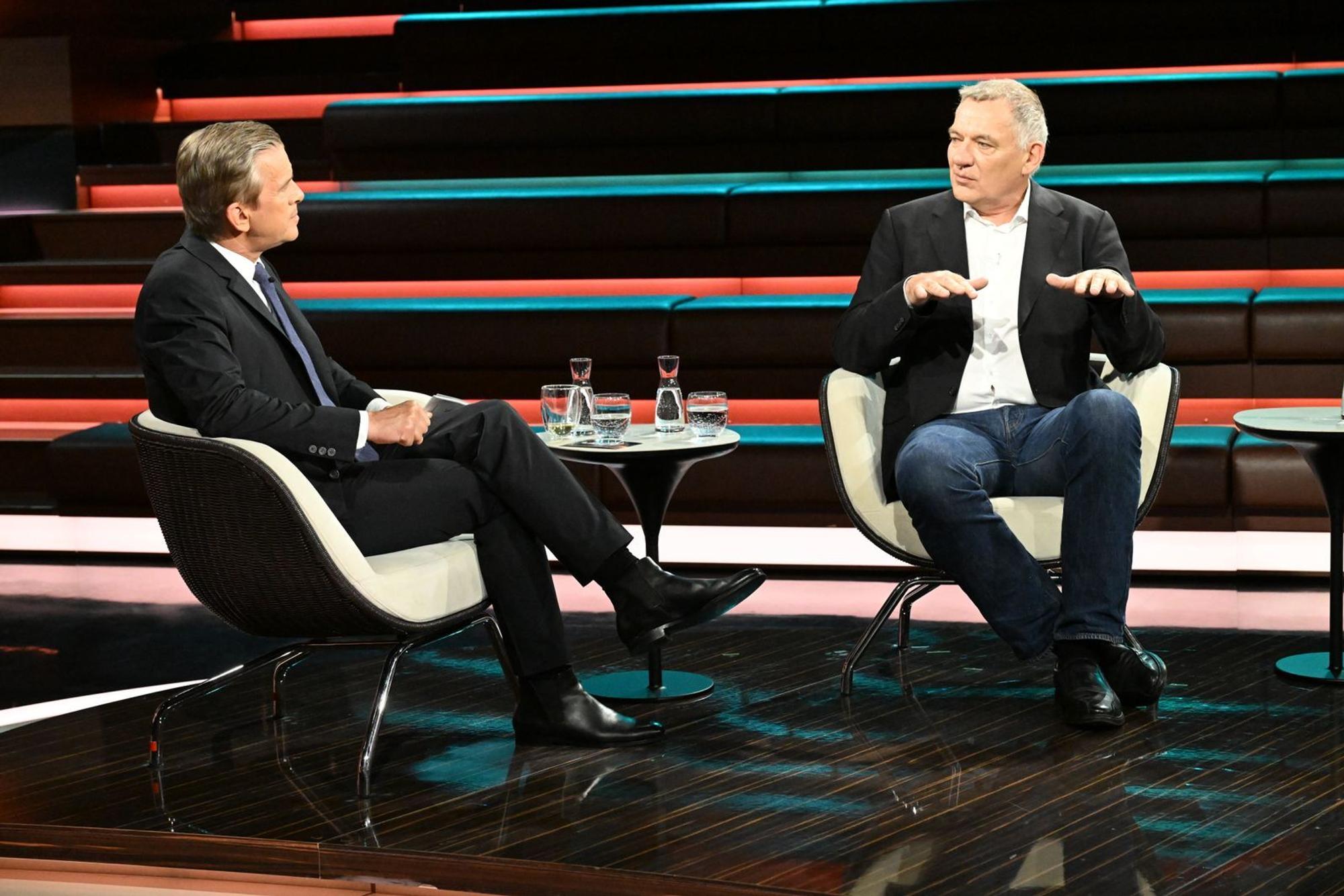 Jan van Aken (rechts) sorgte mit seinem Gedankenspiel rund um den Ukraine-Krieg nicht nur bei Markus Lanz für Unverständnis. (Bild: ZDF / Cornelia Lehmann)