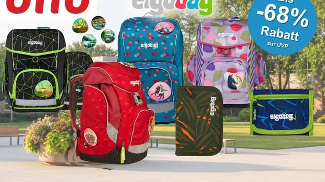 Mehrere bunte Ergobag-Schulranzen verschiedener Modelle und Designs sowie Zubehör wie Federmäppchen und Geldbörse, arrangiert vor einem sommerlichen Schulhof-Hintergrund. Links oben das OTTO-Logo, mittig das Ergobag-Logo.