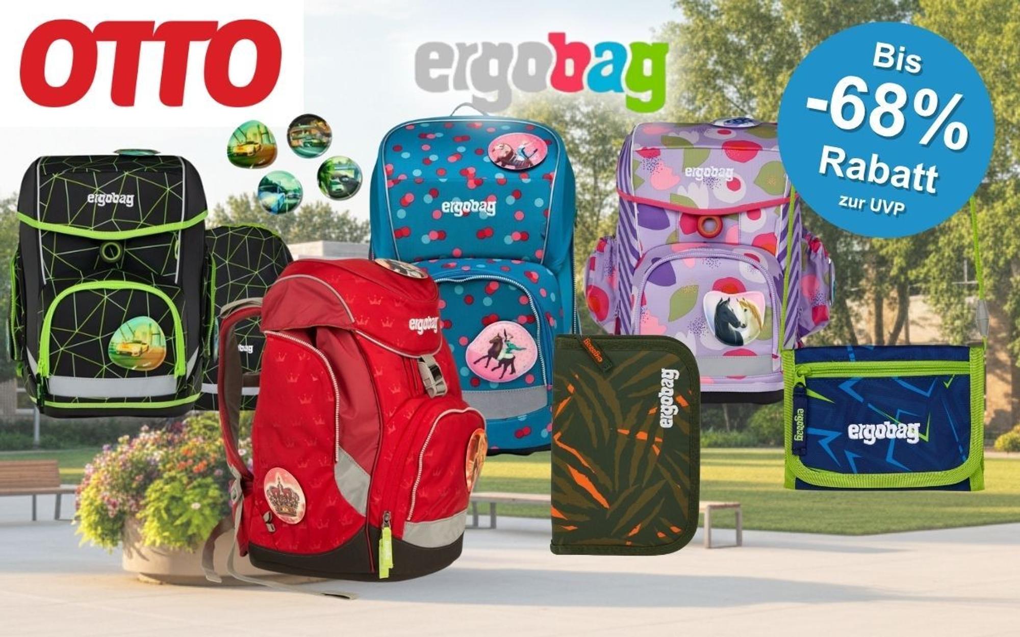 Mehrere bunte Ergobag-Schulranzen verschiedener Modelle und Designs sowie Zubehör wie Federmäppchen und Geldbörse, arrangiert vor einem sommerlichen Schulhof-Hintergrund. Links oben das OTTO-Logo, mittig das Ergobag-Logo.