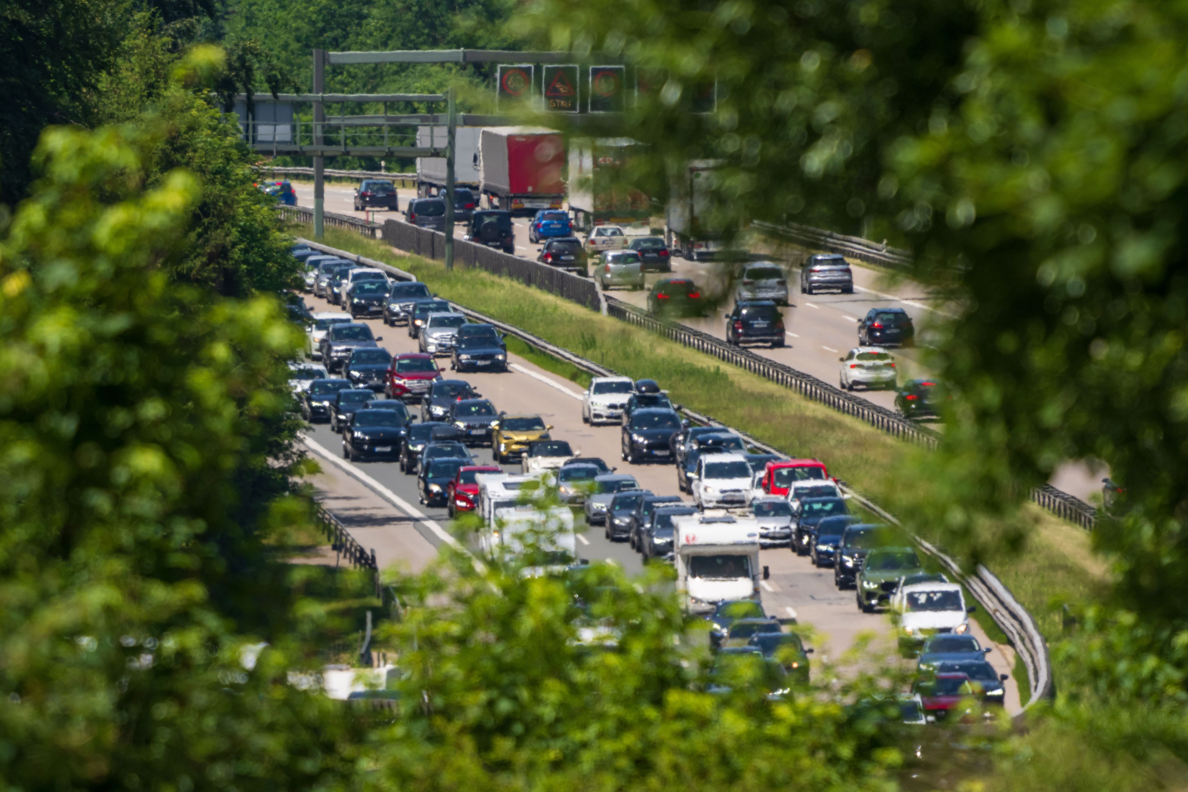 Fahrzeuge stehen auf einer Autobahn im Stau (Symbolfoto).