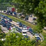 Fahrzeuge stehen auf einer Autobahn im Stau (Symbolfoto).