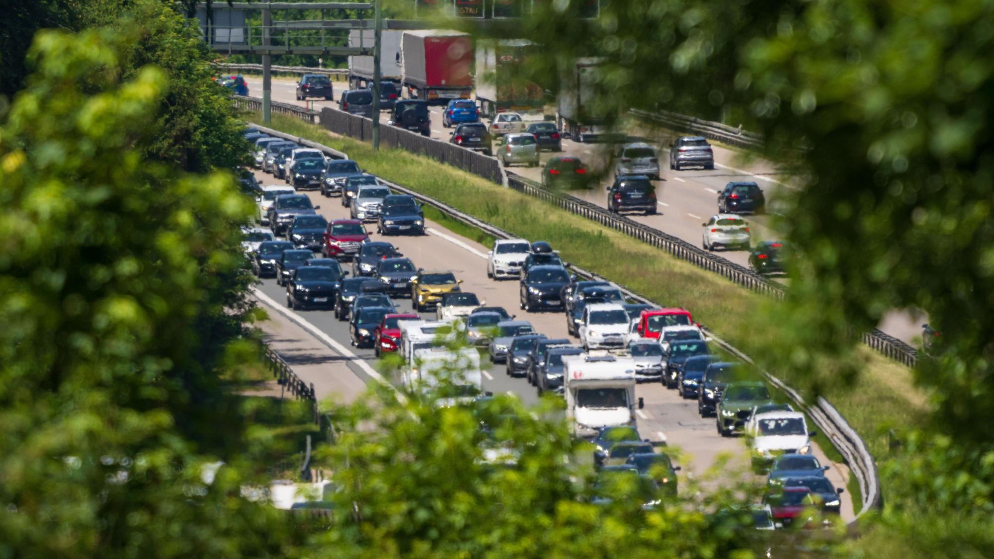 Fahrzeuge stehen auf einer Autobahn im Stau (Symbolfoto).