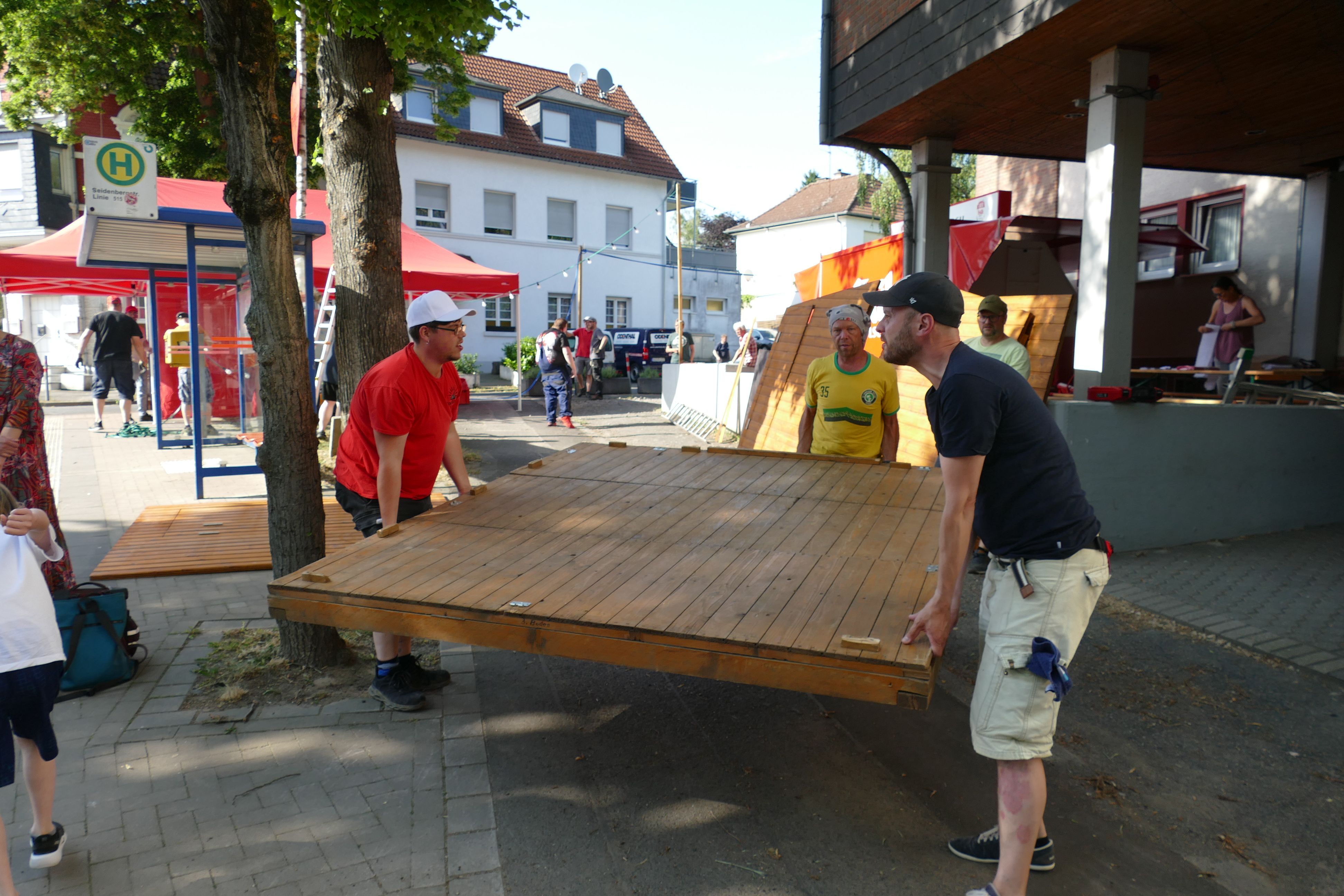 In den Tagen vor dem großen Fest beginnt der JGV Rosenhügel mit dem Aufbau seiner Party-Ecke.