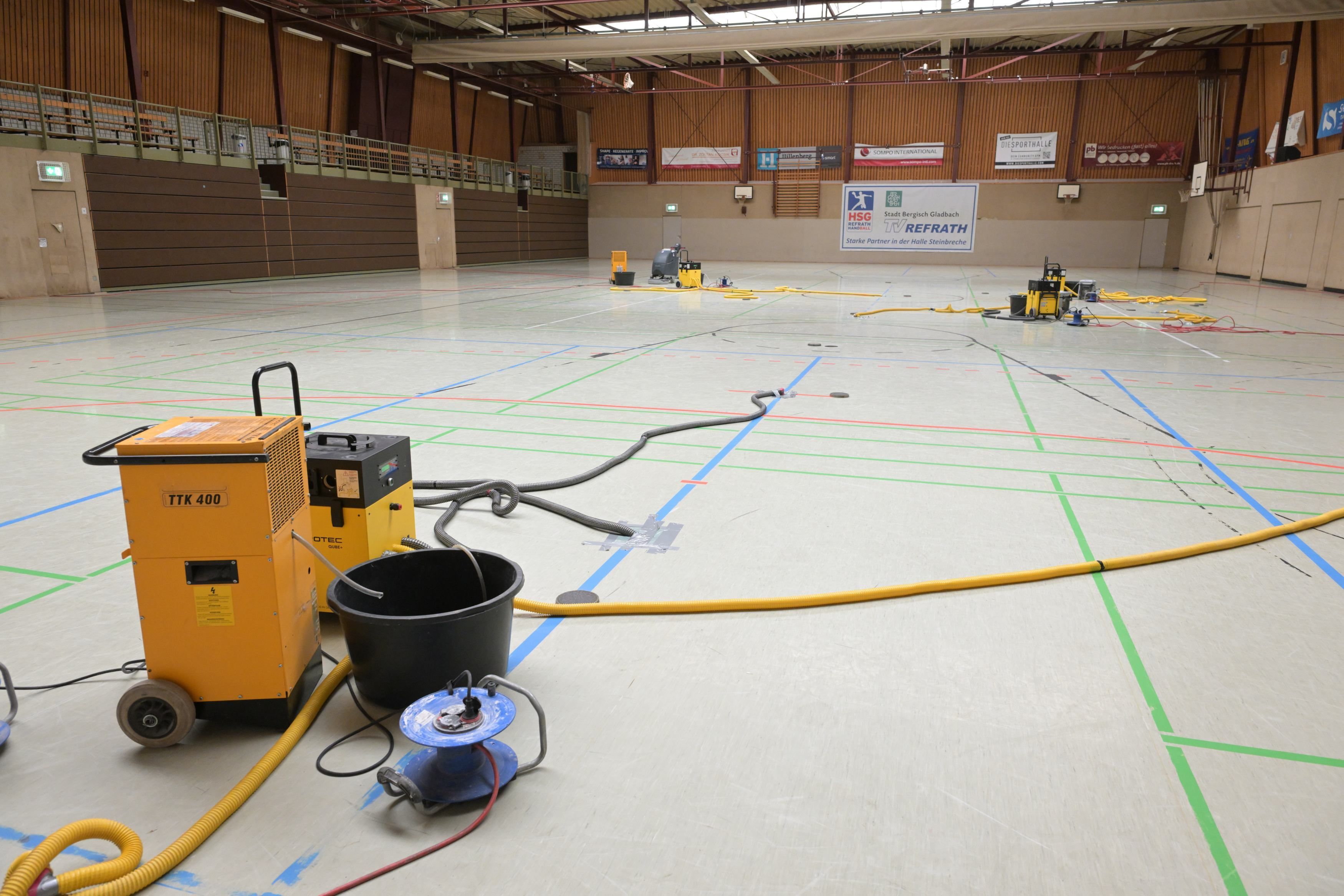Eine Sporthalle, darin Bau- udn Trockungsgeräte.