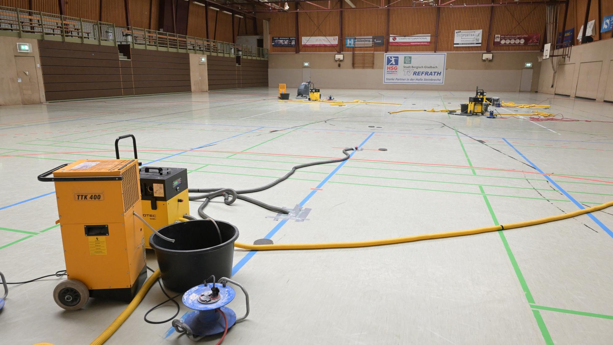 Eine Sporthalle, darin Bau- udn Trockungsgeräte.