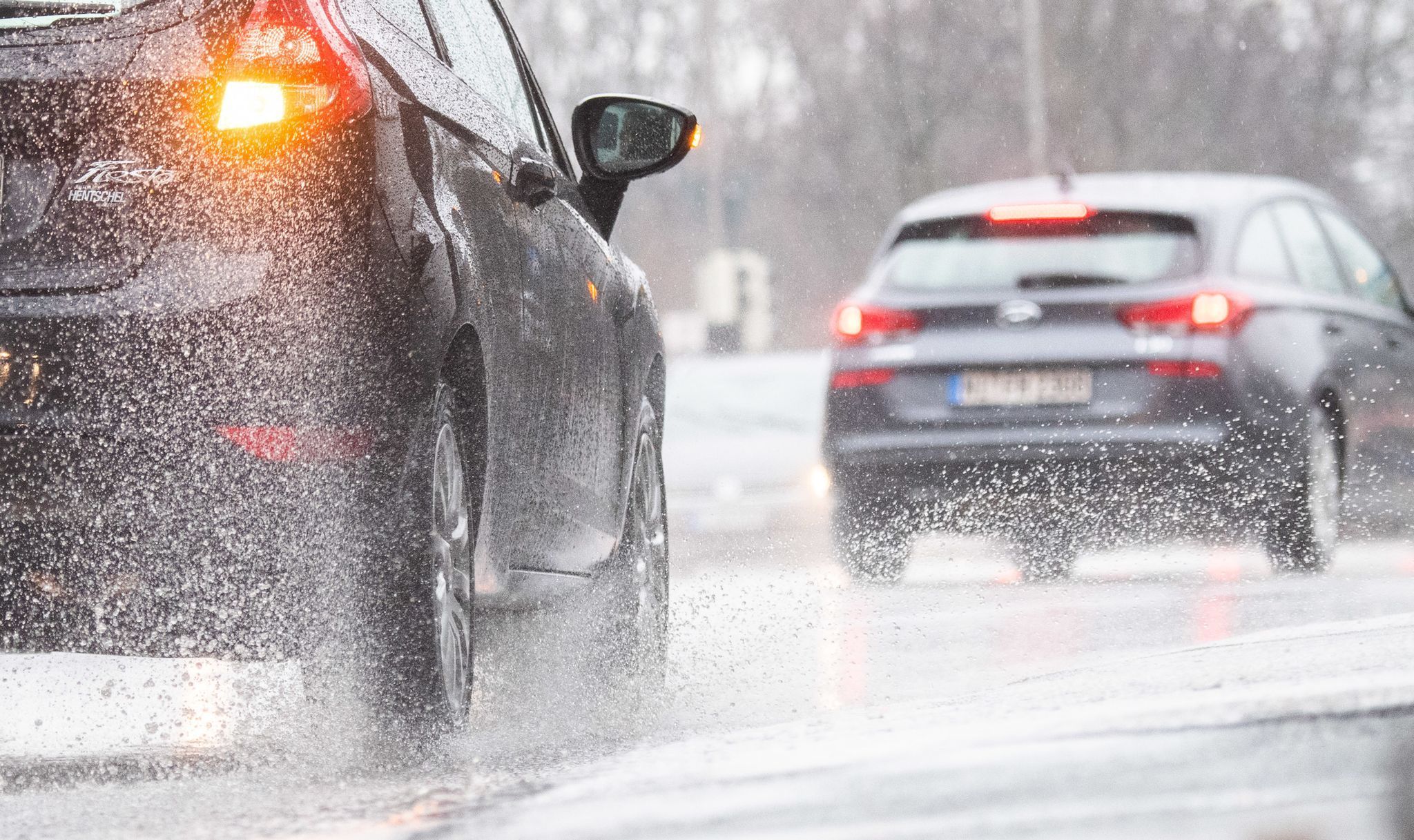 Autos fahren bei Regen