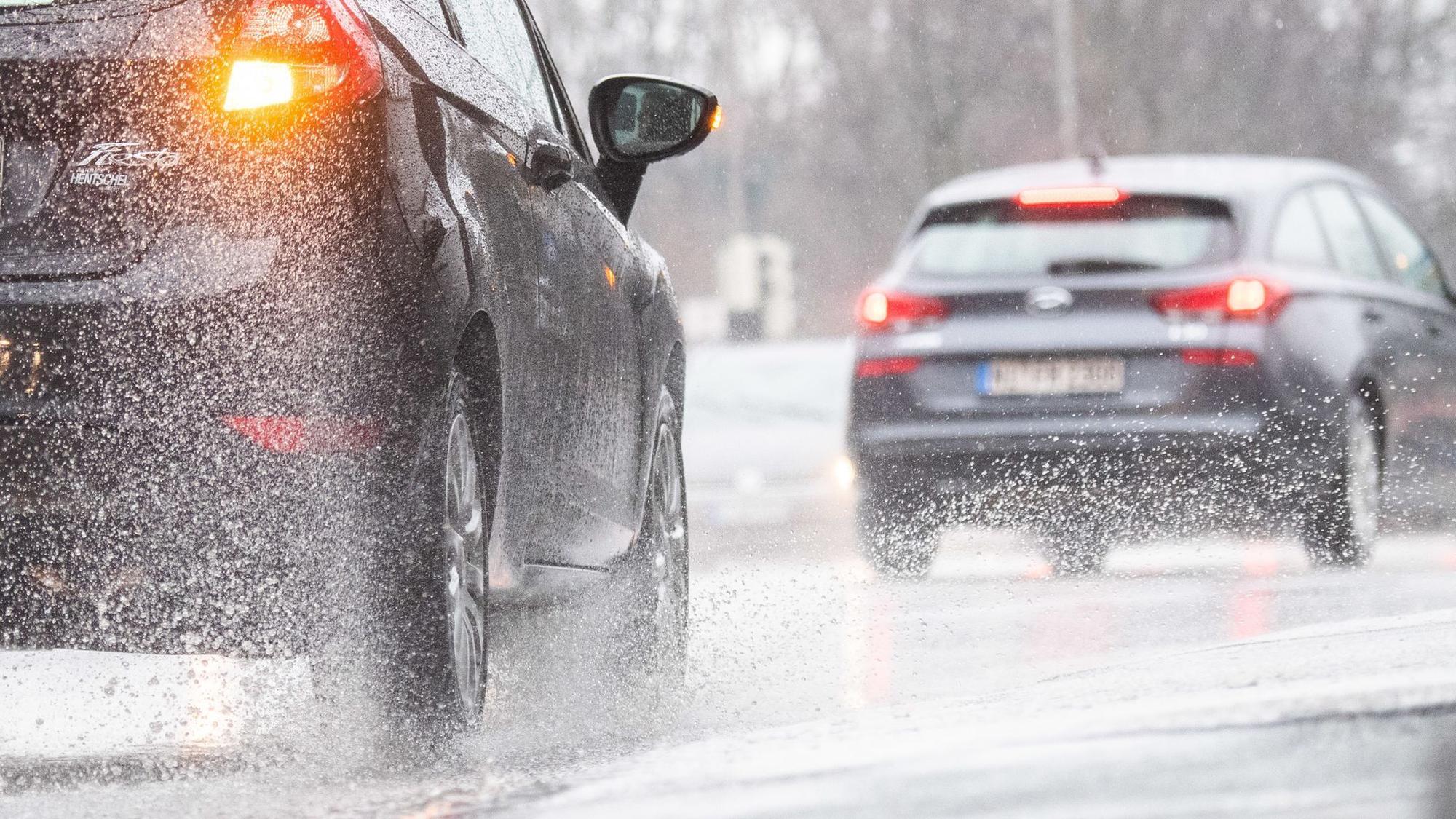 Autos fahren bei Regen