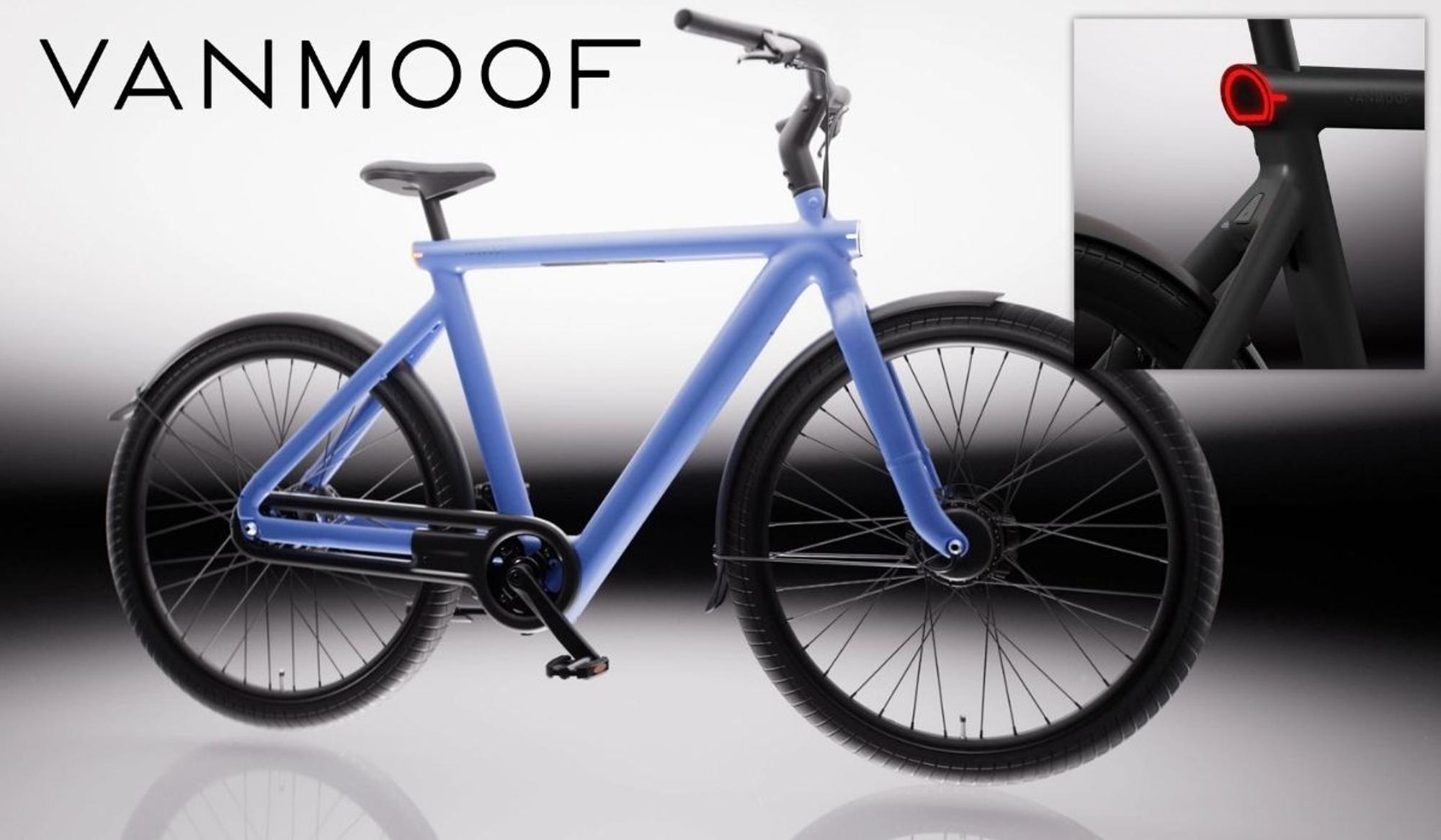 VanMoof S6 E-Bike in der Seitenansicht in der Farbe Drift Black vor hellem Hintergrund, mit Detailaufnahme des nahtlos in den Aluminiumrahmen integrierten Rücklichts in der Farbe Electric Blue – sichtbar auch das integrierte Frontlicht am Vorderrad.