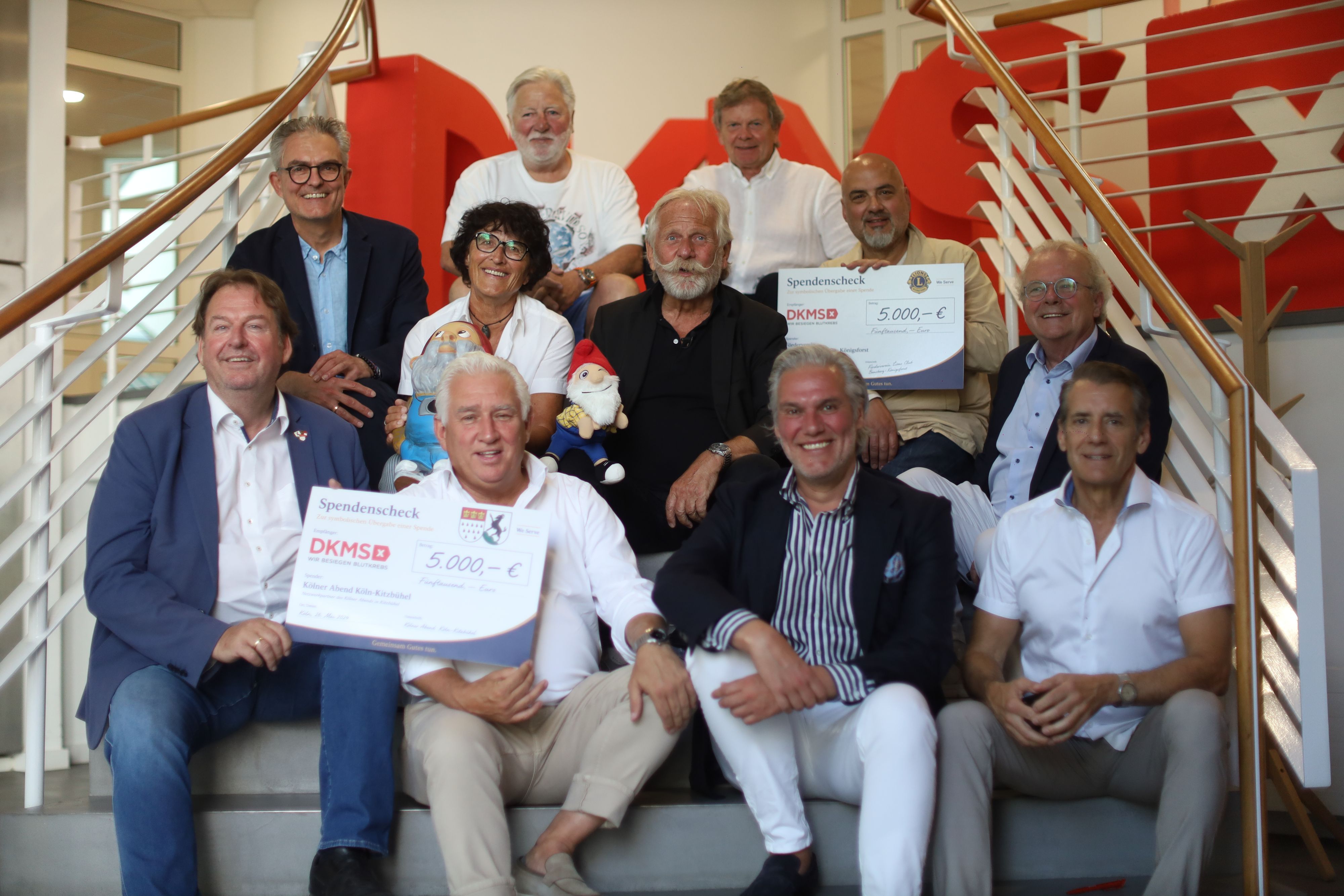 Die Unterstützer des Projekts sind Jürgen Schwarz, Michael Geyssel, Holger Pinsdorf, Thomas Kurscheid (untere Reihe von links nach rechts) Stephan Schumacher, Jutta Maas, Henning Krautmacher, Michael Rivera, Charles von Auersperg (mittlere Reihe von links nach rechts), Manfred Hemmersbach und Jörg Niedermeier (obere Reihe von links von rechts).