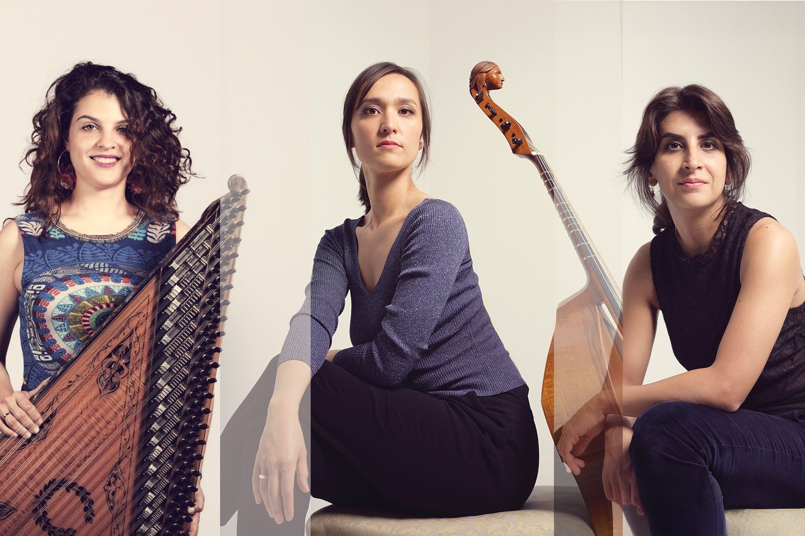 3 Musikerinnen des Ensembles Chakâm mit Instrumenten
