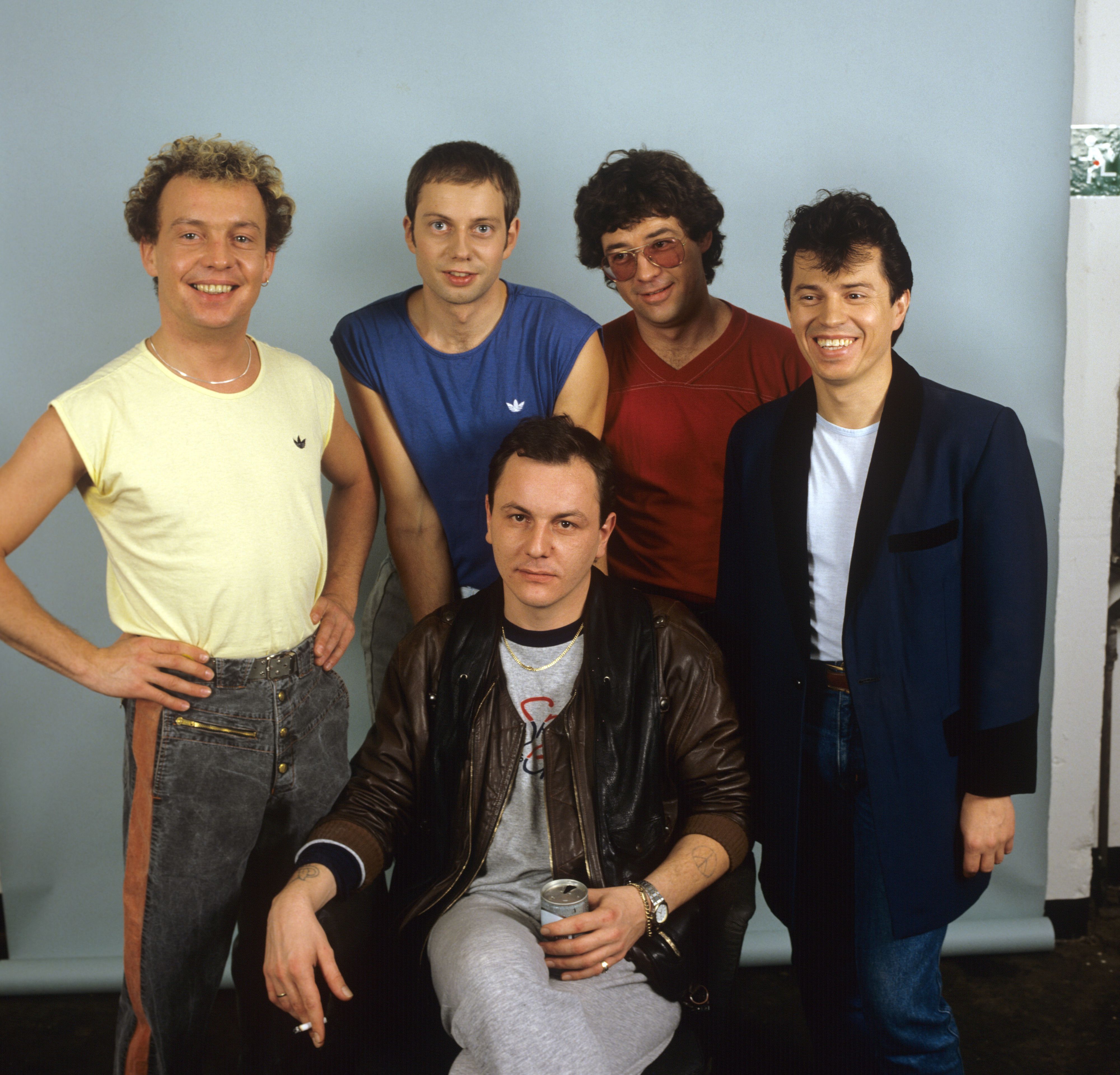 ARCHIV - Die bayerische Rockgruppe Spider Murphy Gang, aufgenommen nach einem Auftritt in «Thommy's Pop Show» am 17.12.1983. Foto: Horst Ossinger/dpa (zu dpa «40 Jahren Spider Murphy Gang» vom 21.04.2016) +++ dpa-Bildfunk +++