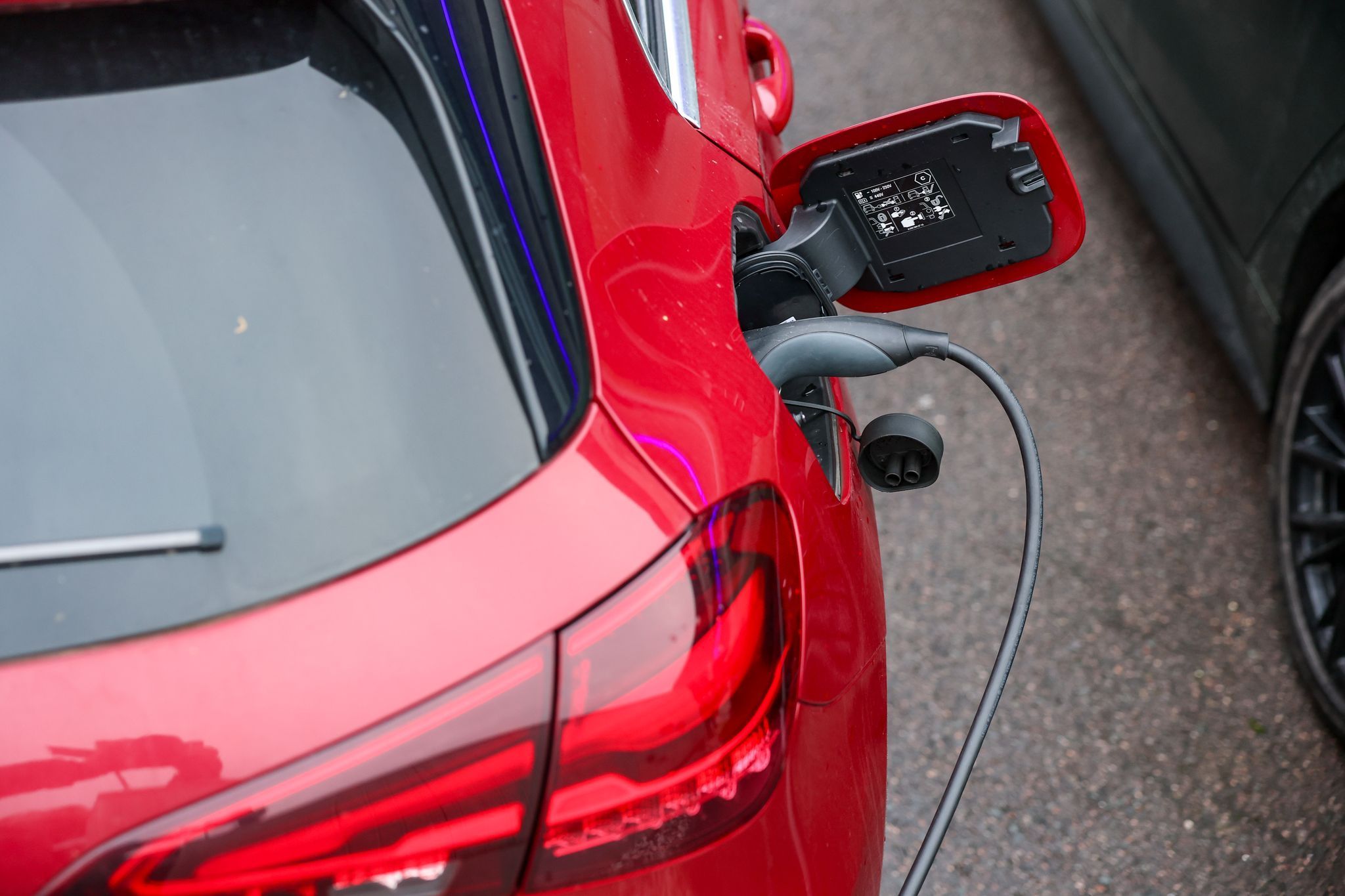 Elektroauto lädt an Ladesäule