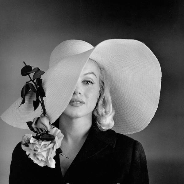 Marilyn Monroe trägt einen großen Hut.