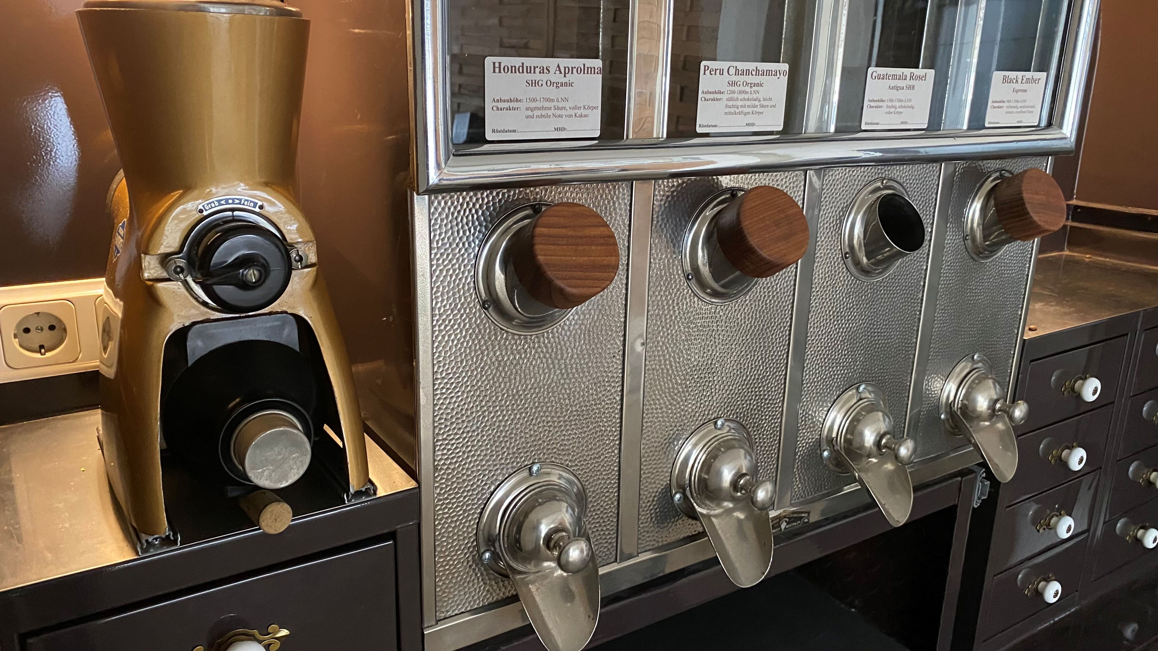 Zu sehen sind Fächer für unterschiedliche Kaffeesorten.