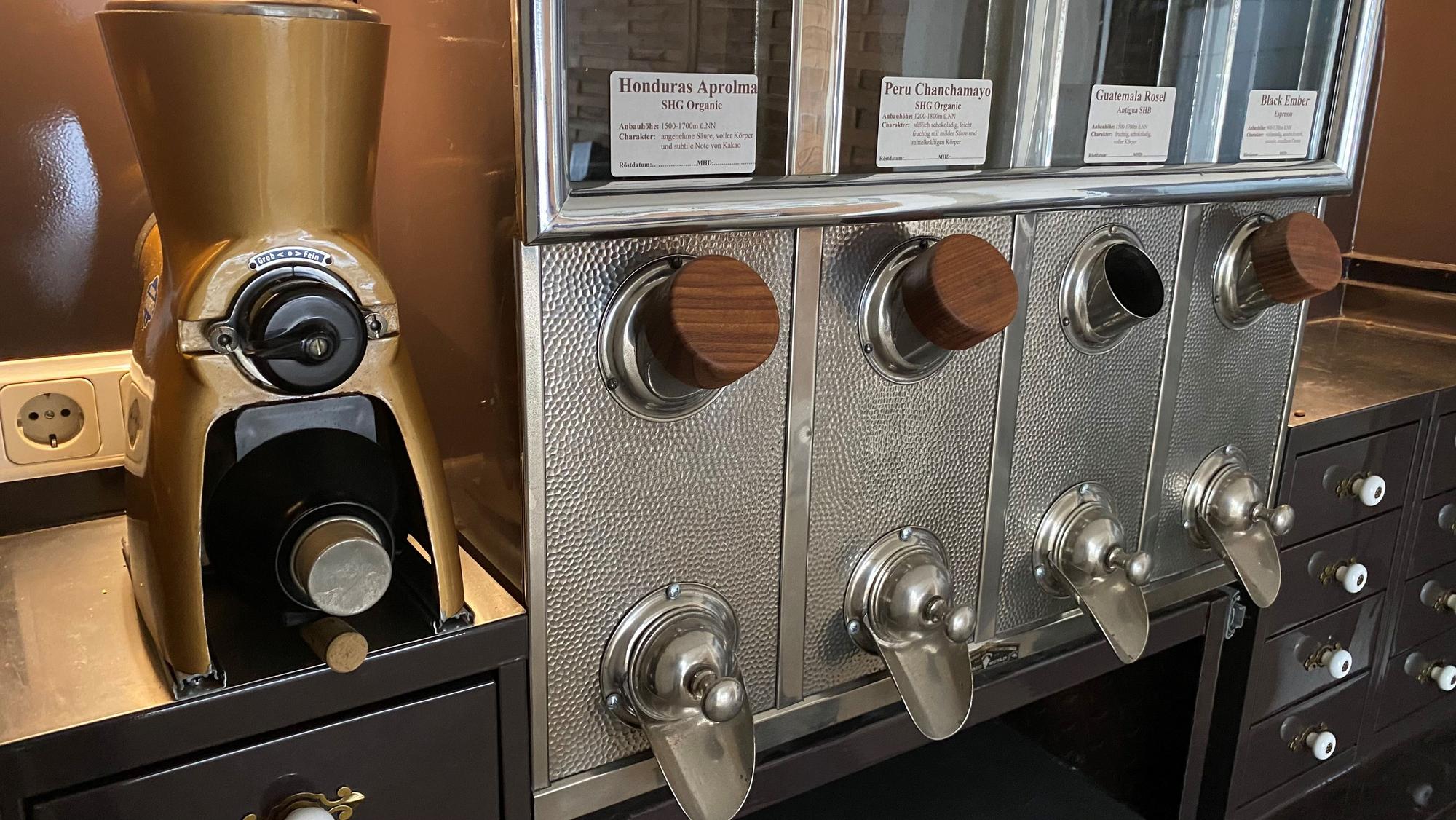 Zu sehen sind Fächer für unterschiedliche Kaffeesorten.