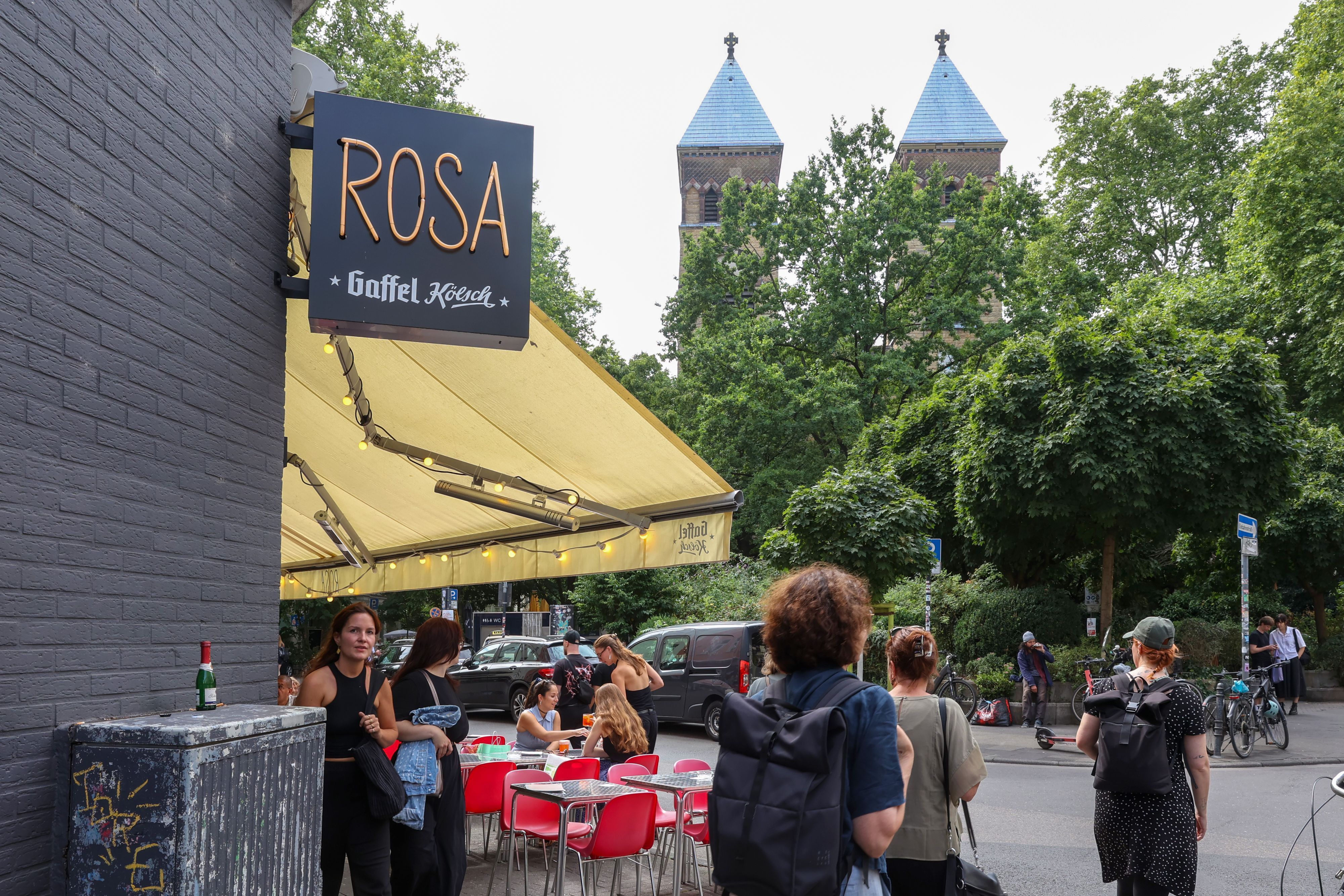 Die Außengastronomie der Bar Rosa am Brüsseler Platz. (Archivbild)