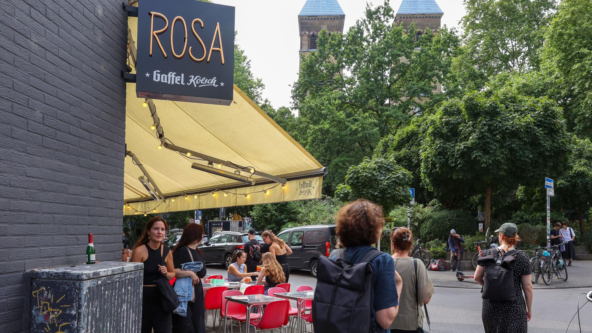 Die Außengastronomie der Bar Rosa am Brüsseler Platz. (Archivbild)