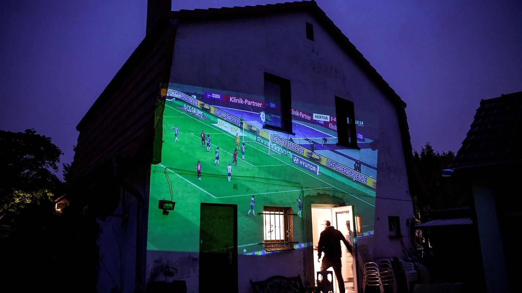 Mit einem Beamer wird ein Fussballspiel projiziert