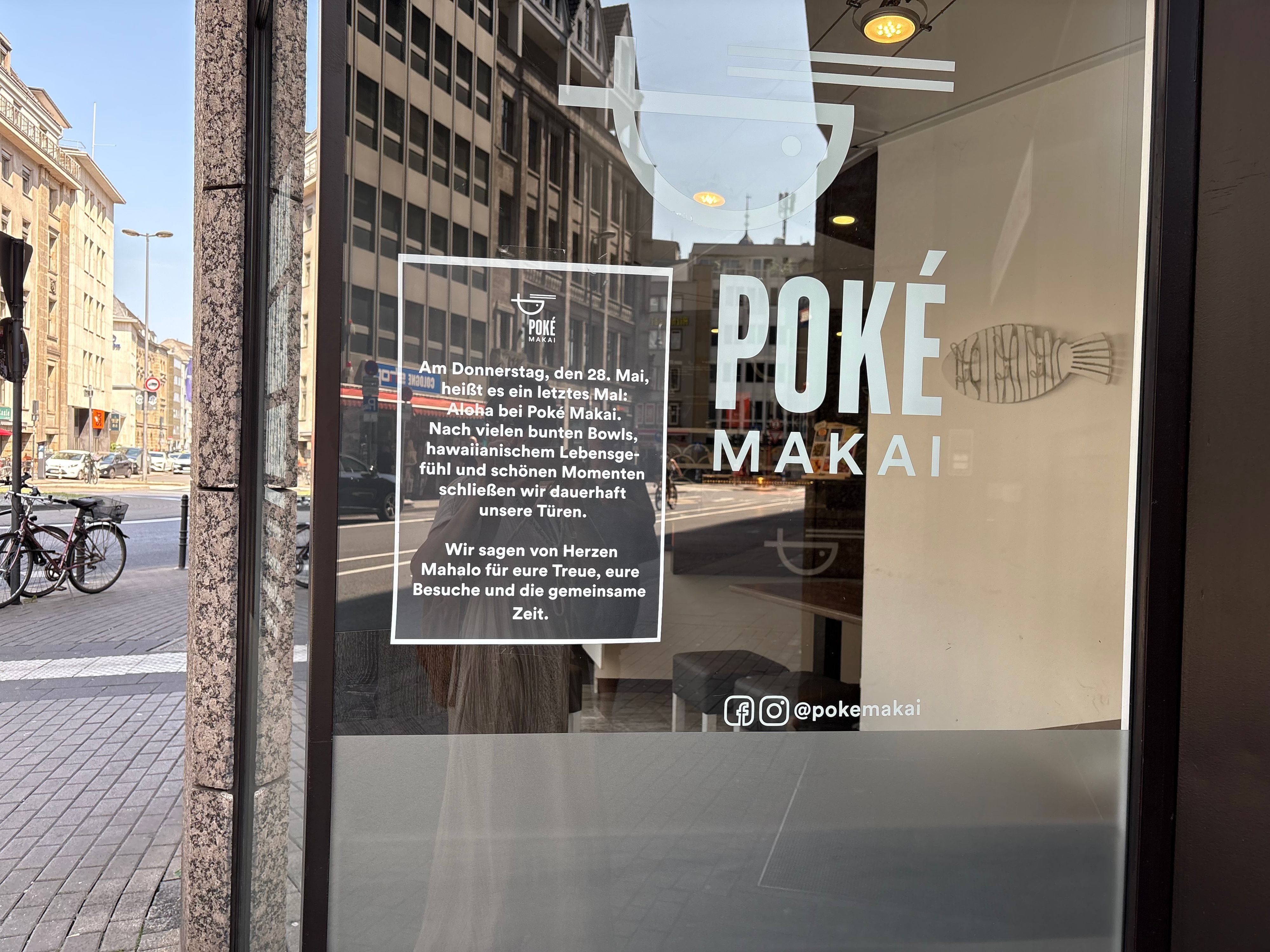 Poké Makai Eingang mit Zettel über Schließung.