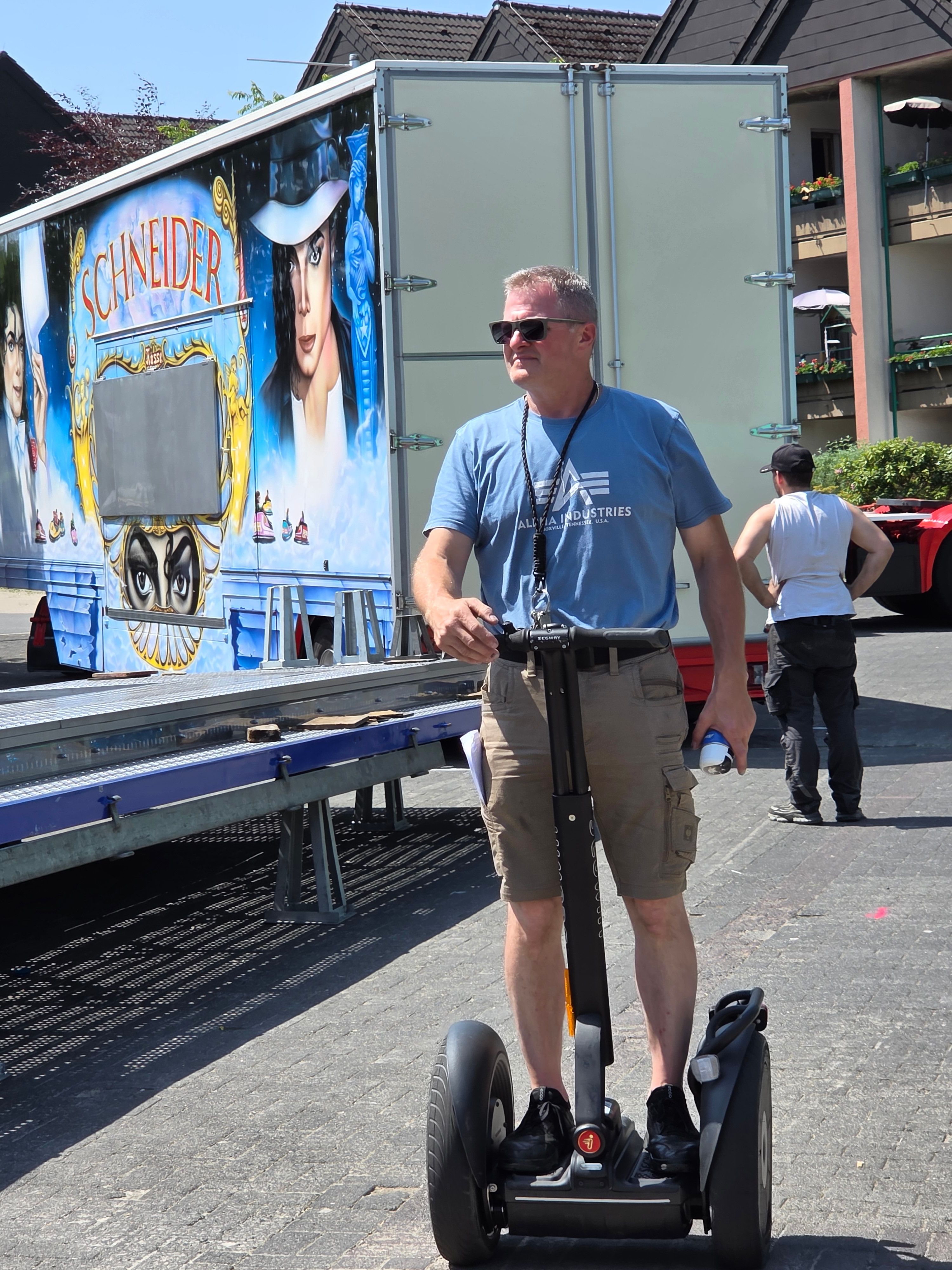 Schaustellerchef und Veranstalter Andreas Alexius hat alles im Blick: In Waldbröl ist auf dem Segway unterwegs, um die langen Wege nicht zu Fuß zurückzulegen.