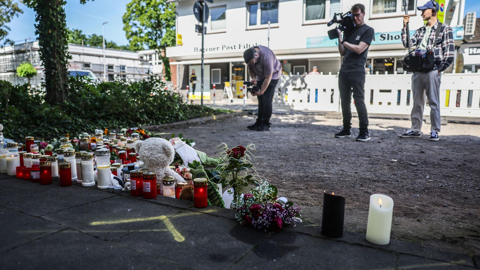 Dinslaken: Journalisten stehen am Donnerstag (28. Mai) am Unfallort.