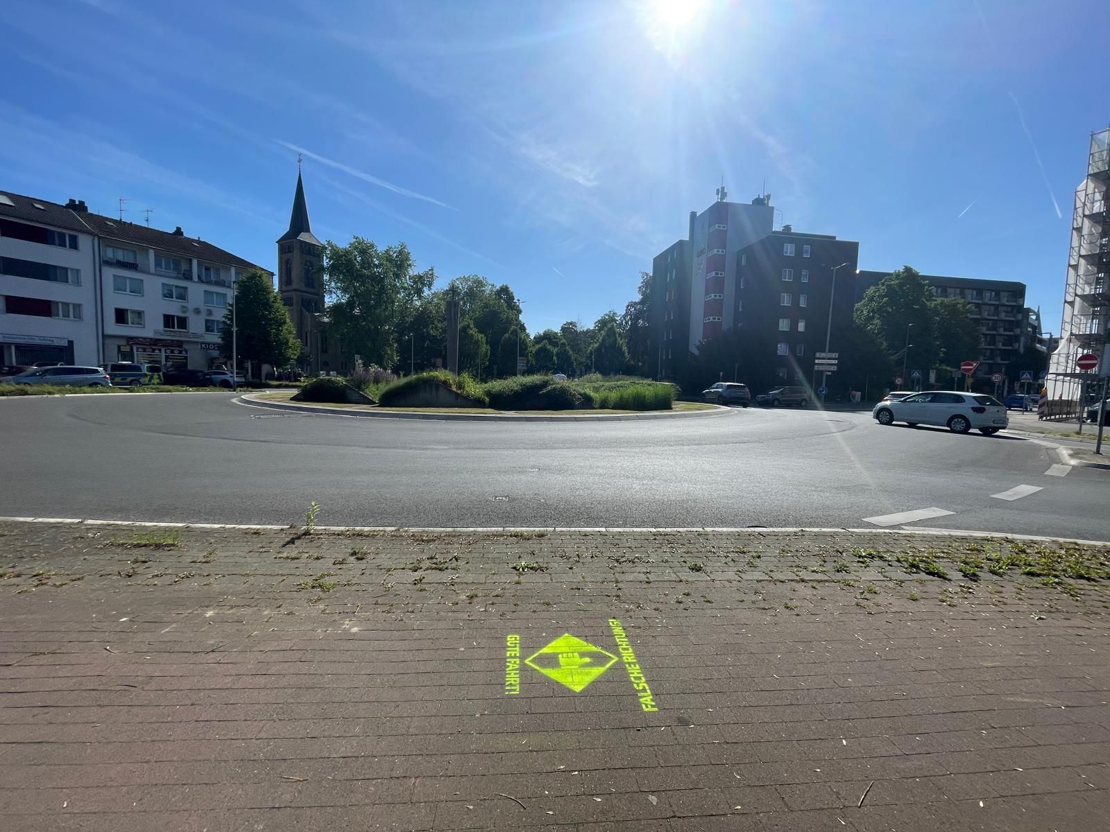 Die Polizei hat am Berliner Platz in Opladen mit einer Spray-Aktion auf falsch fahrende Radfahrer aufmerksam gemacht.