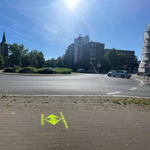 Die Polizei hat am Berliner Platz in Opladen mit einer Spray-Aktion auf falsch fahrende Radfahrer aufmerksam gemacht.