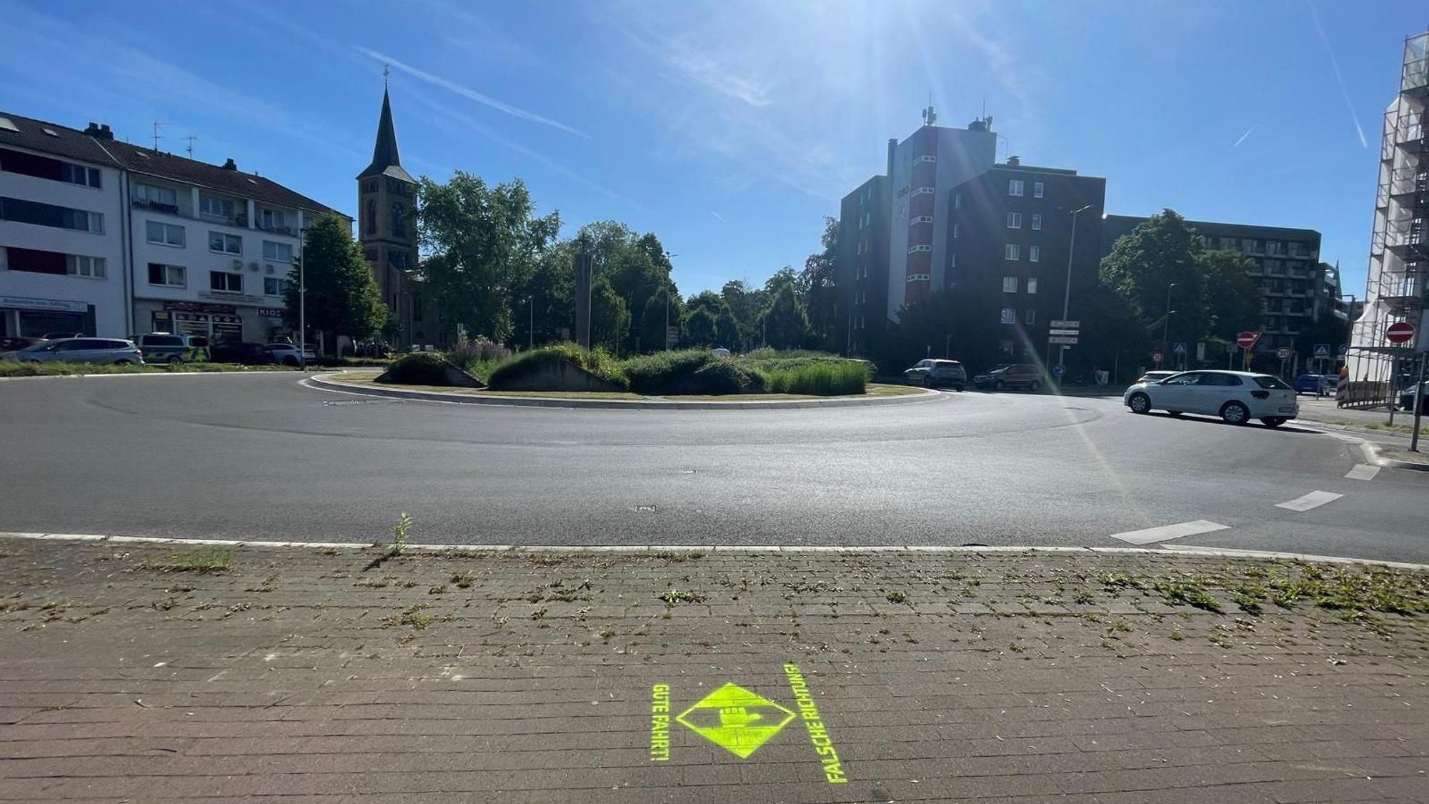 Die Polizei hat am Berliner Platz in Opladen mit einer Spray-Aktion auf falsch fahrende Radfahrer aufmerksam gemacht.