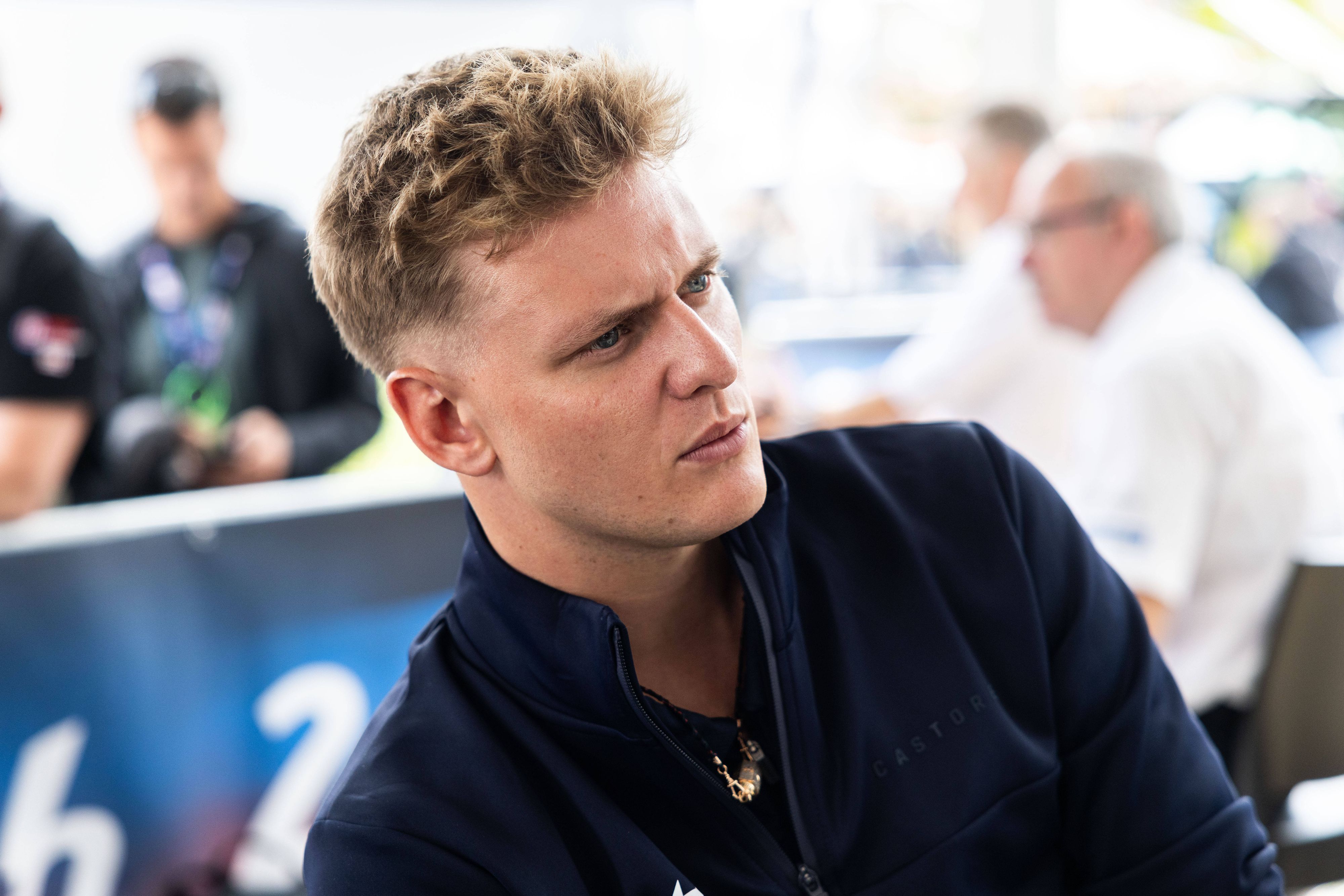 Mick Schumacher sitzt in der Boxengasse.