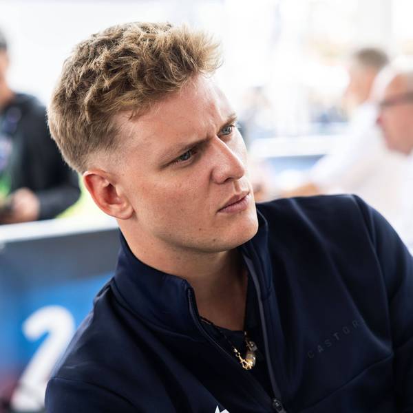Mick Schumacher sitzt in der Boxengasse.