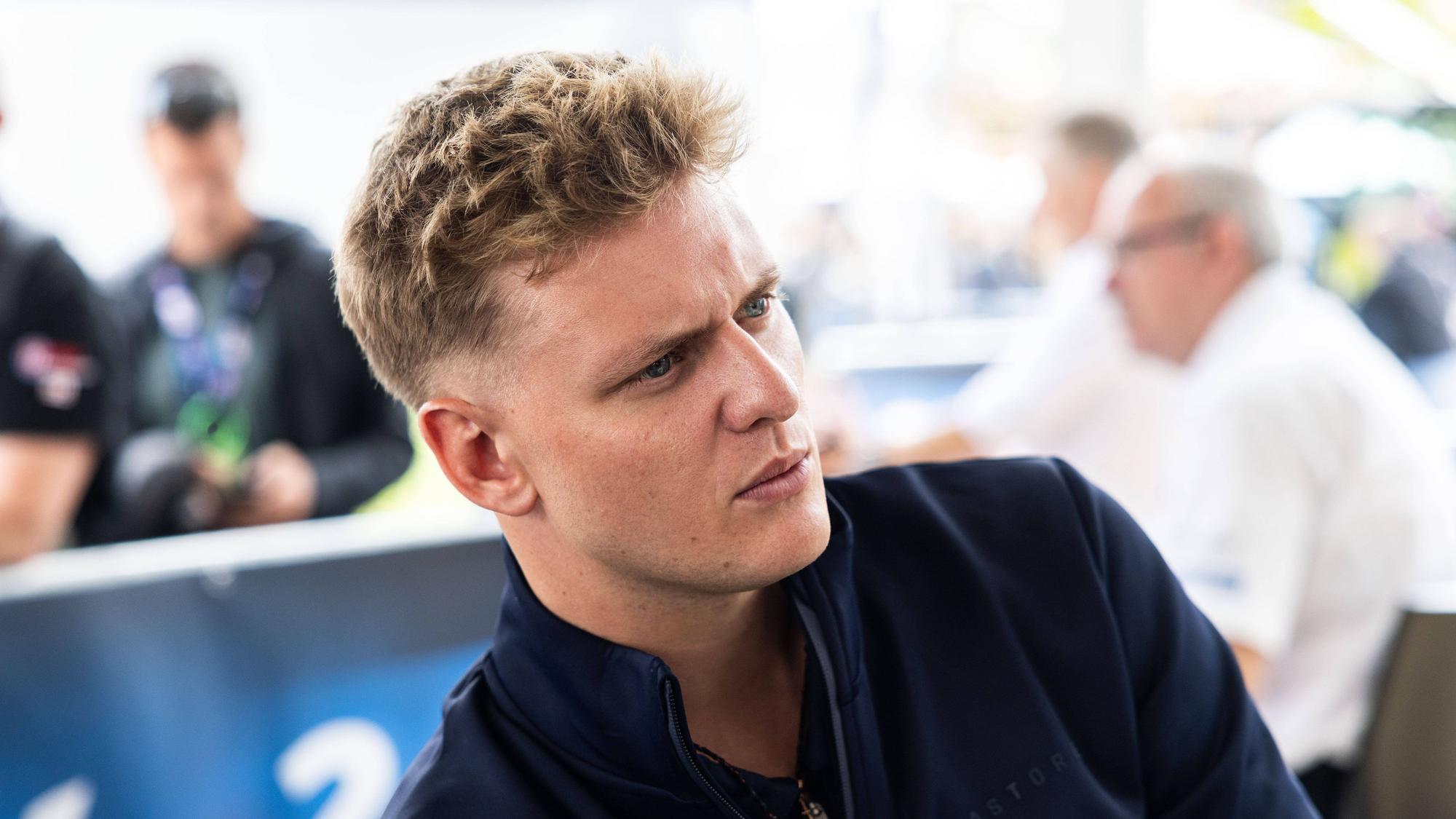 Mick Schumacher sitzt in der Boxengasse.