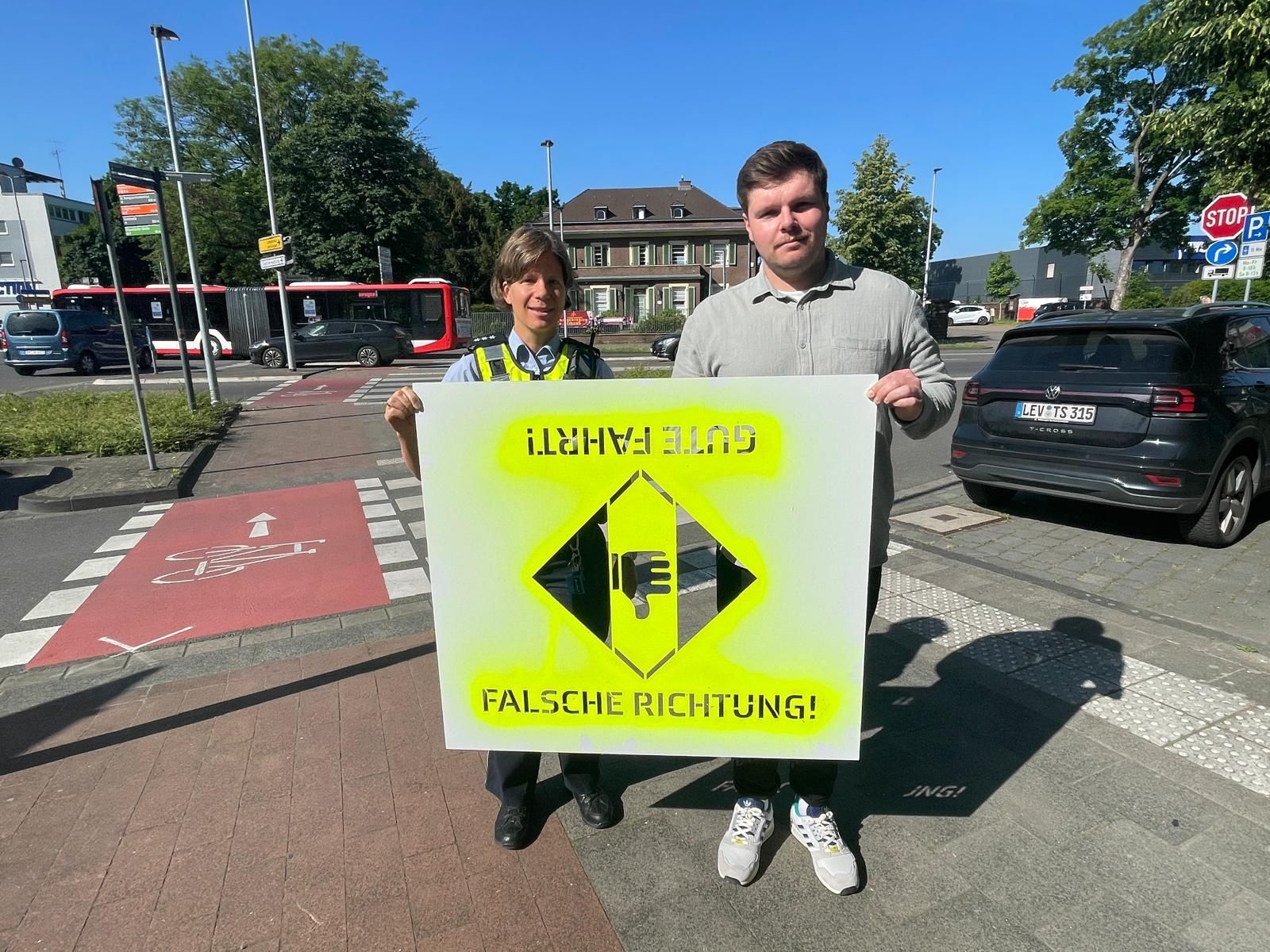 „Oh, ich bin in der falschen Richtung unterwegs“, solle die Markierung bei Radfahrern auslösen, erklärt Yvonne Habernickel. Neben ihr: Tobias Scheibe vom Fachbereich Mobilität und Klimaschutz.