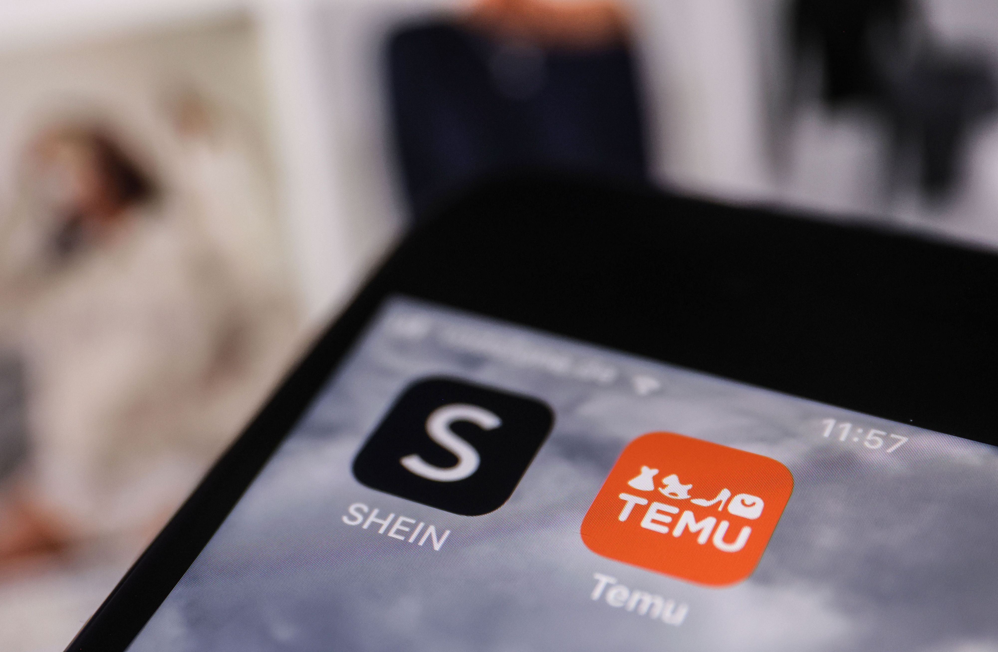 Die Apps der Internethändler Temu und Shein sind auf dem Display eines Smartphones zu sehen. (Symbolbild)