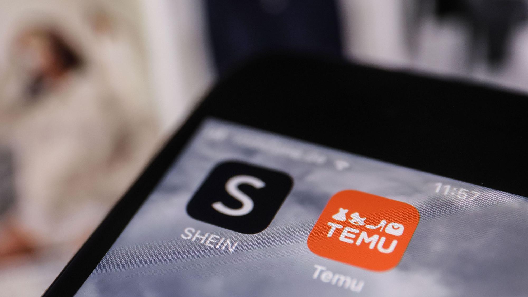 Die Apps der Internethändler Temu und Shein sind auf dem Display eines Smartphones zu sehen. (Symbolbild)