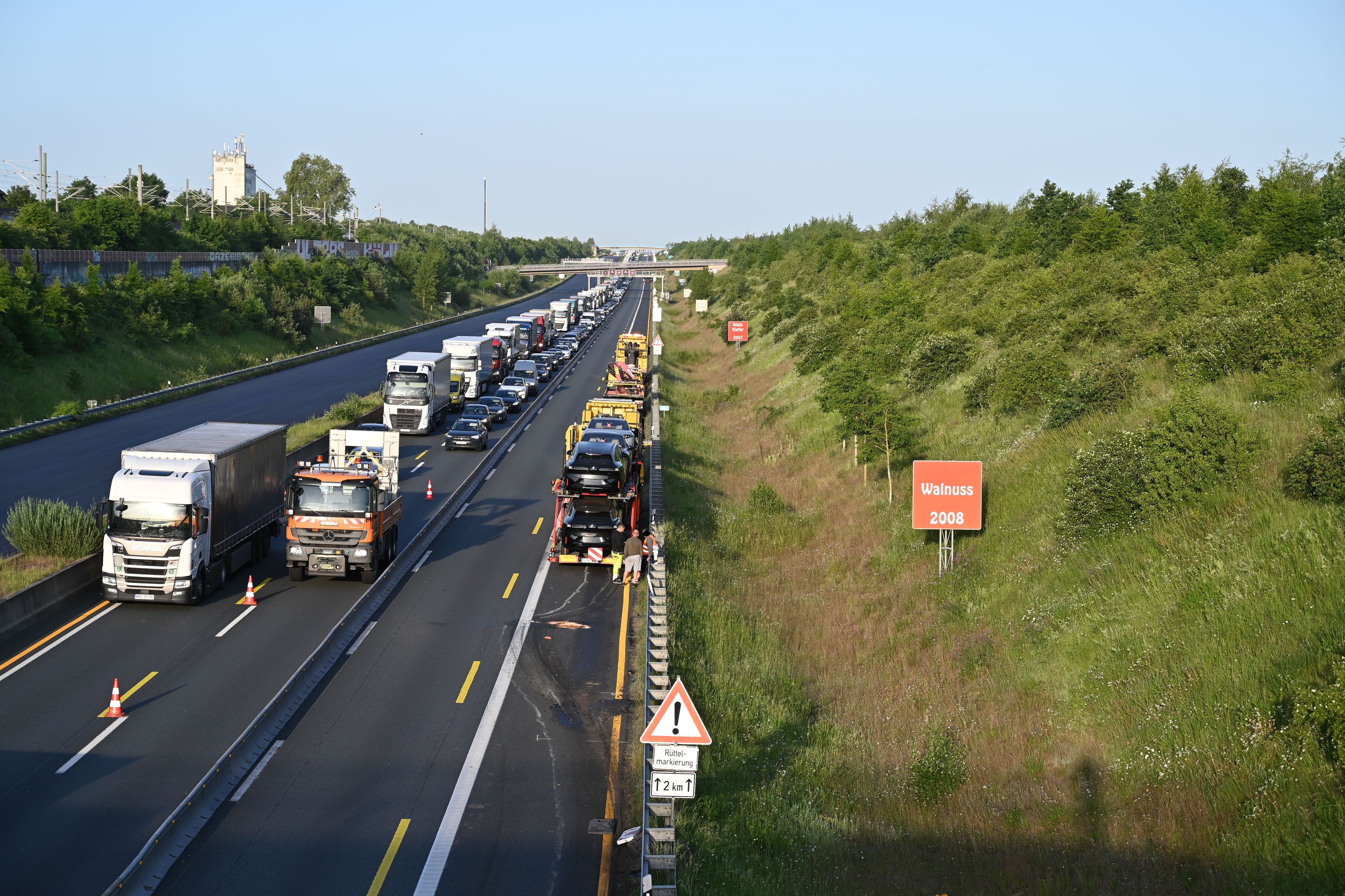 Das Bild zeigt die Unfallstelle und Fahrzeuge, die im Stau stehen