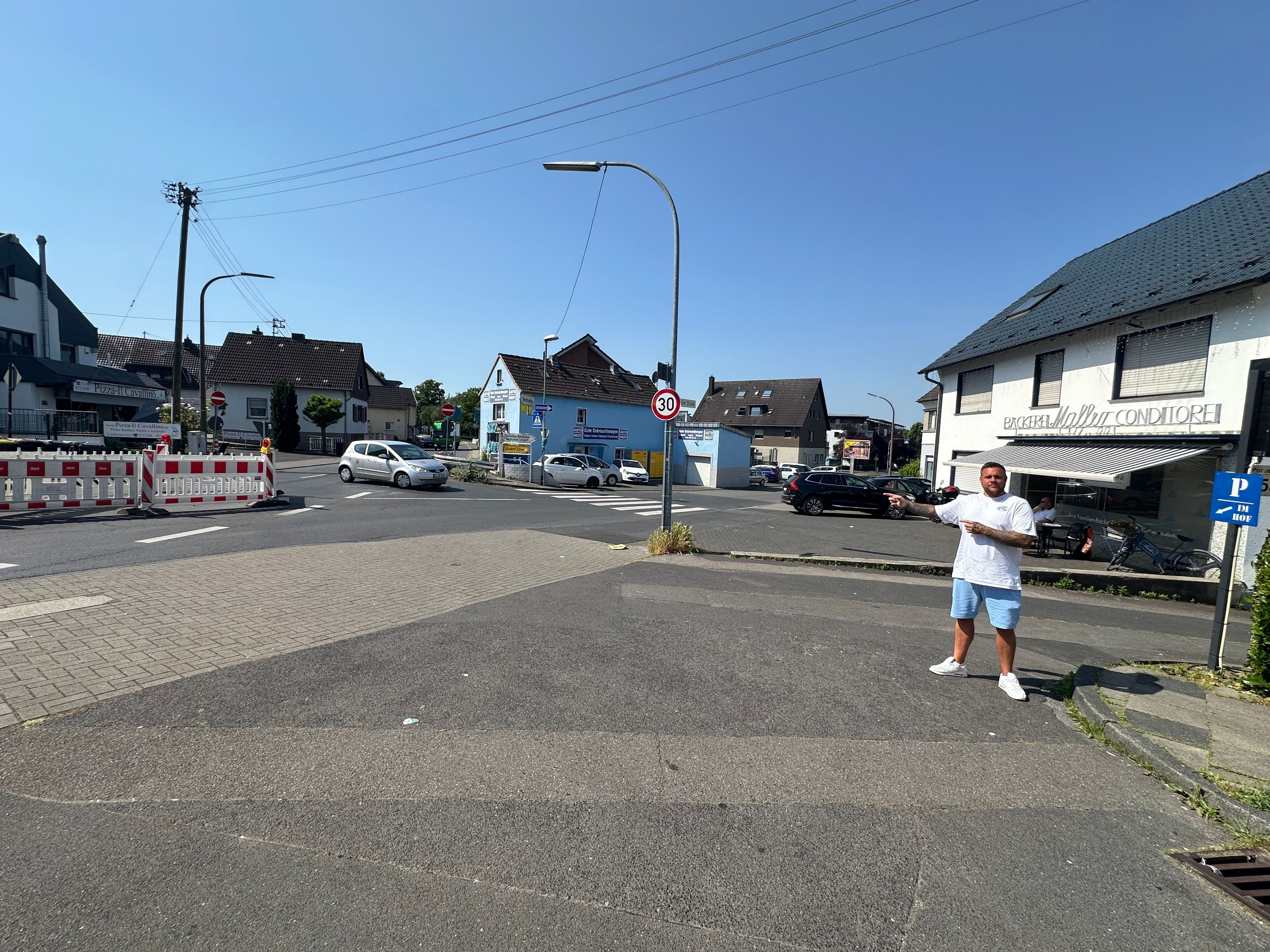 Verkehrsversuch Niederkassel, Bäckermeister Jan Müller hat Umsatzverluste von 40 Prozent. "Morgens ist der Laden leer, weil keine Pendler mehr kommen."